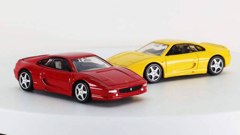 リトラクタブルライトは開きませんが、それ以外の灯火類はシルバー塗装で表現しています