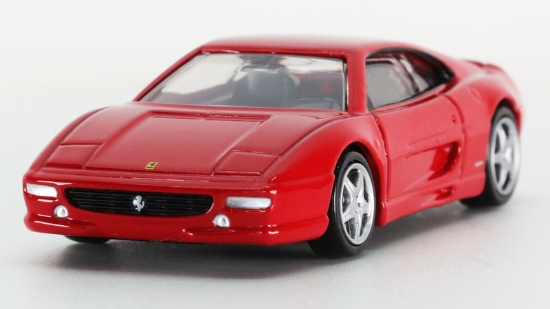 リトラクタブルライトは開きませんが、それ以外の灯火類はシルバー塗装で表現しています