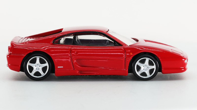 実車ホイールの再現度はさすがのトミカプレミアムの精度で魅せてくれます