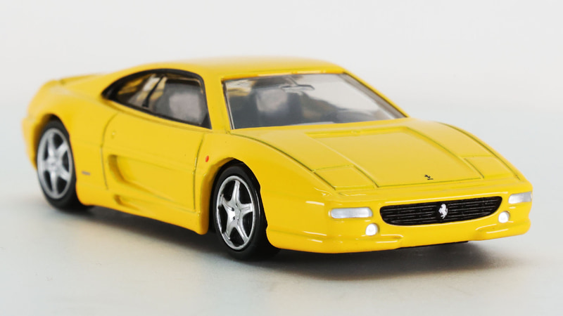 フロントにはフェラーリのロゴ2種類がプリントされます