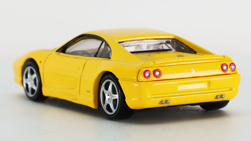 リアコンビランプもしっかり塗分けられていて、左右4本出しマフラーも塗装で表現されいます。フェラーリロゴはこちらもプリントです