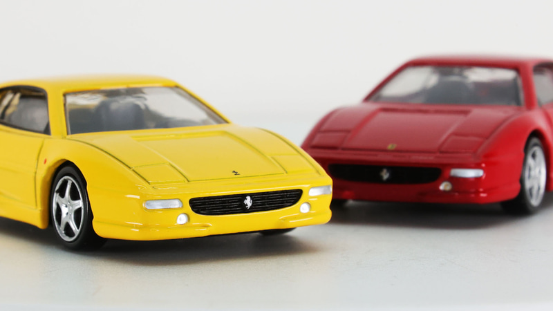 フロントとリアのフェラーリロゴのプリントをアップで。とても高精度です