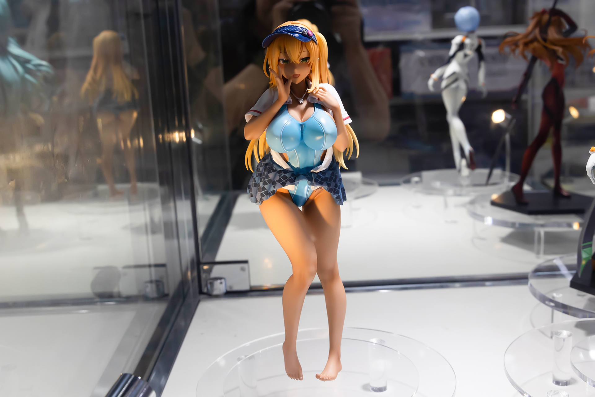 フィギュアの全高は約260mmだ