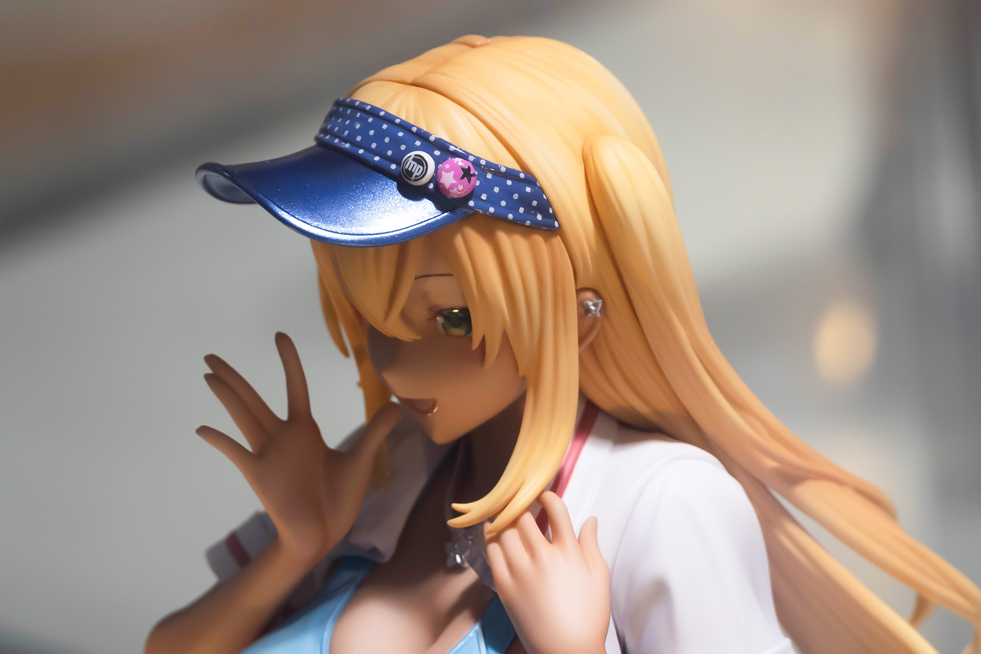 髪の合間から見える耳にはピアスが光っている