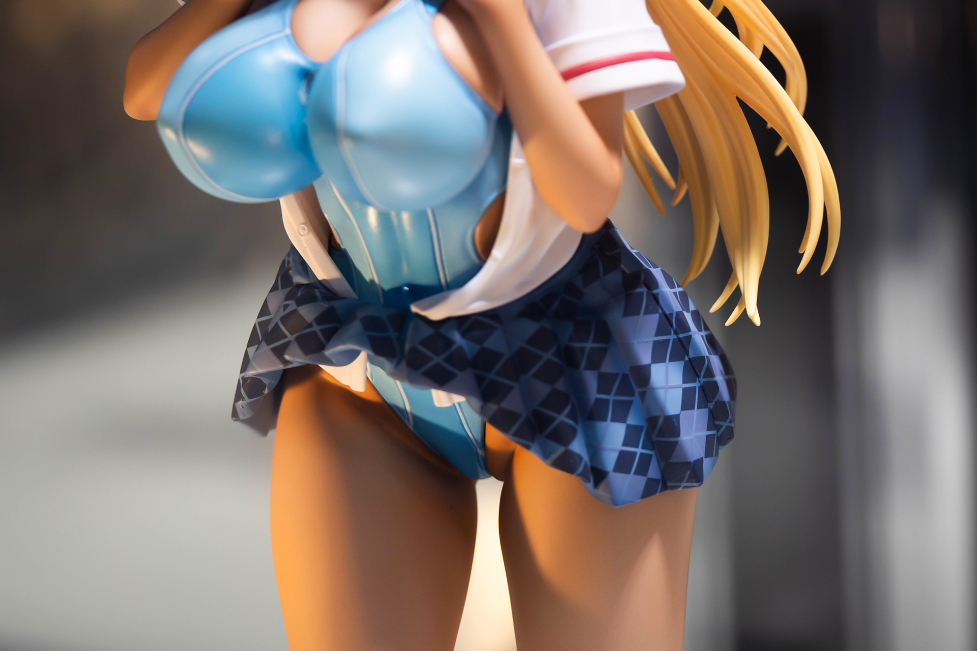 胸元から脚に掛けてのボディラインが素晴らしい