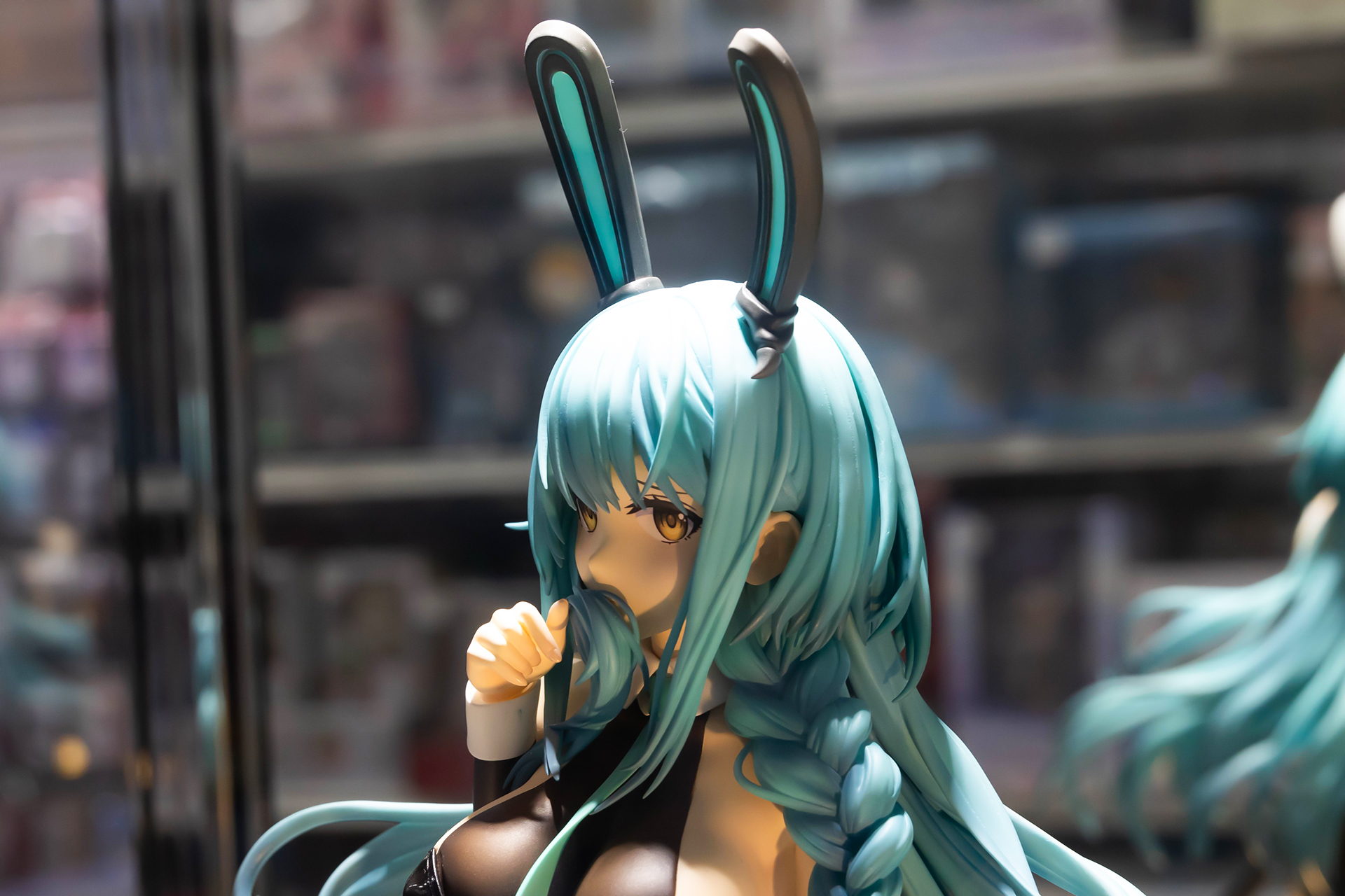 髪の一部は巻かれているなど、かなり複雑な形状をしている