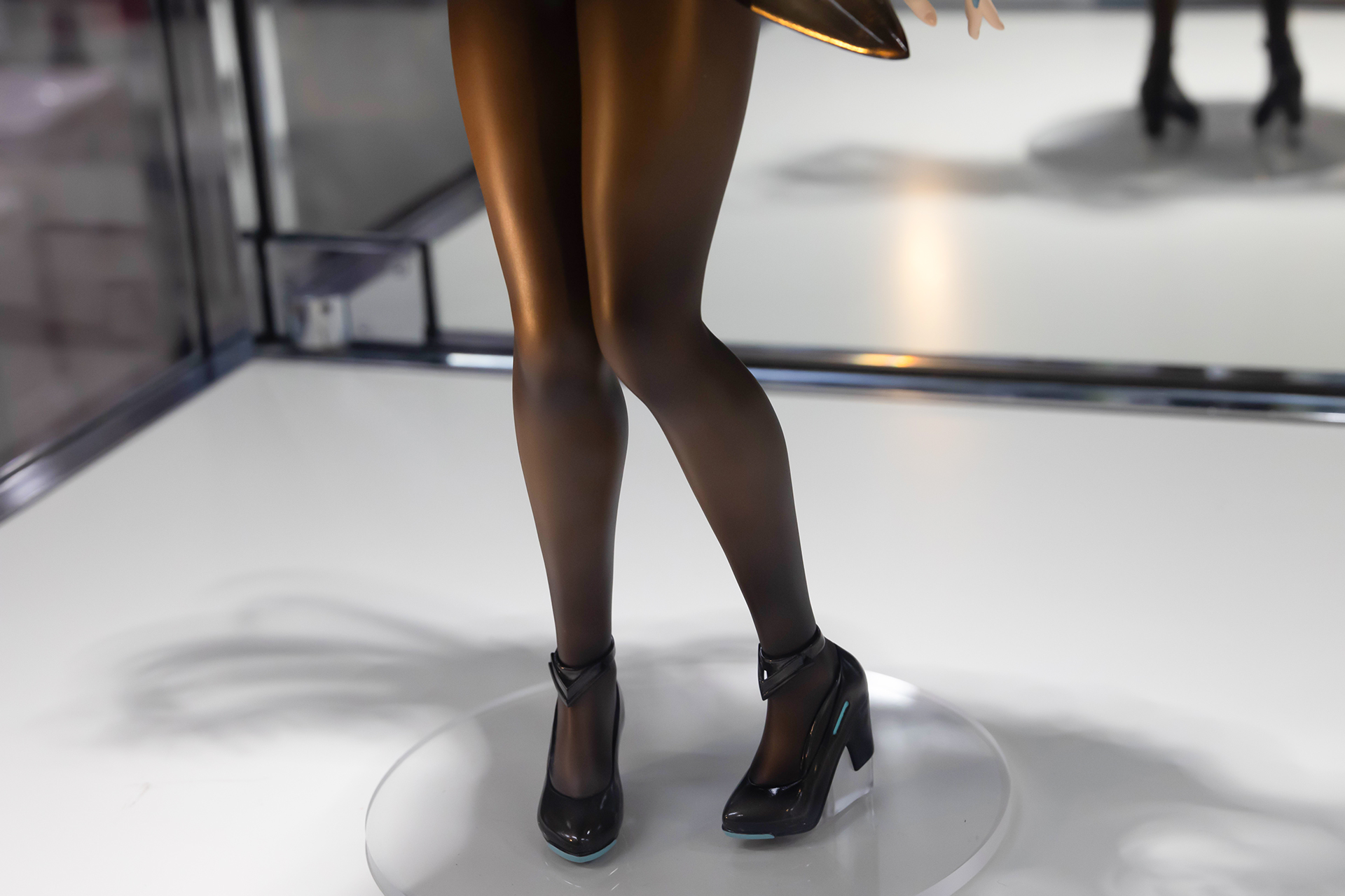 やや内股の脚も女性らしさが出ている