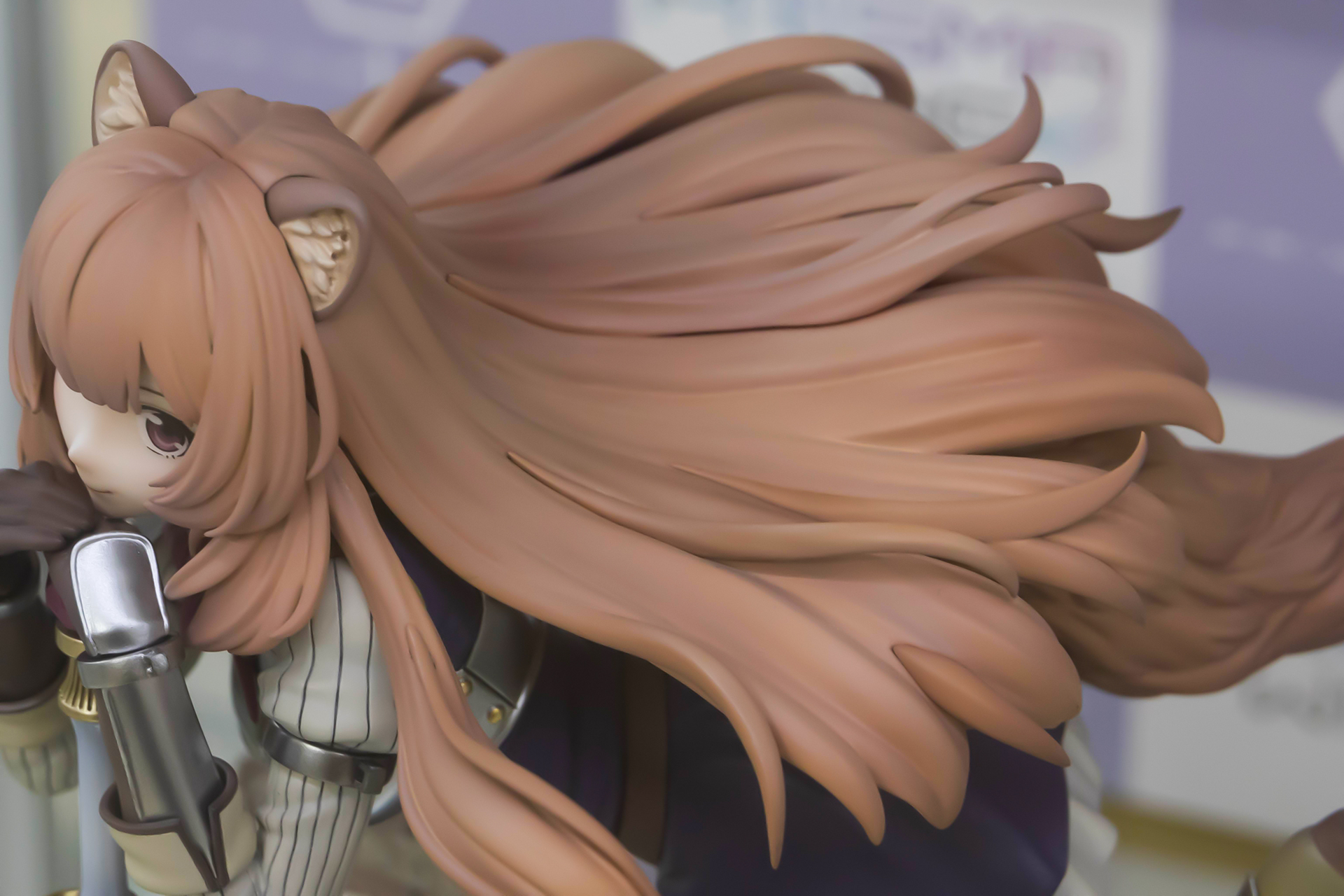 大きく広がっている長い髪の形状も素晴らしい