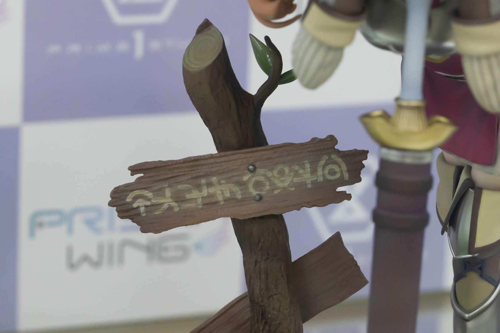 行く先を示す荒野の道標には、しっかりと文字も書かれている