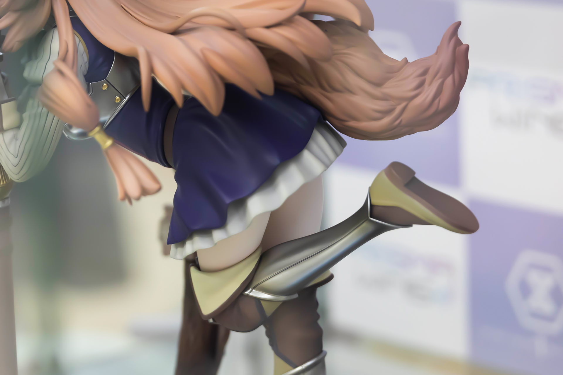 片足を大きく上げたポーズも可愛らしい