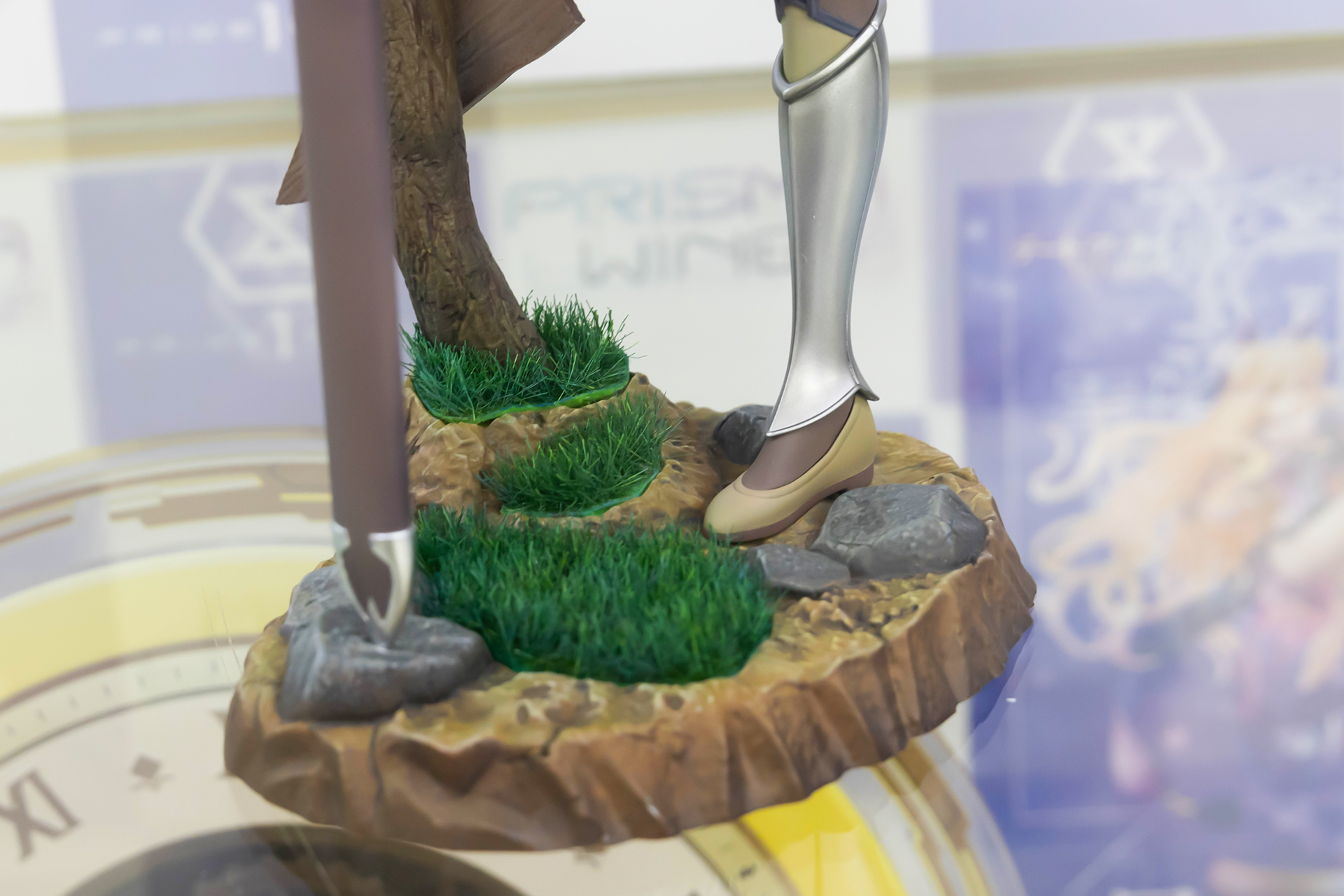 台座部分はジオラマのような仕上がりだ