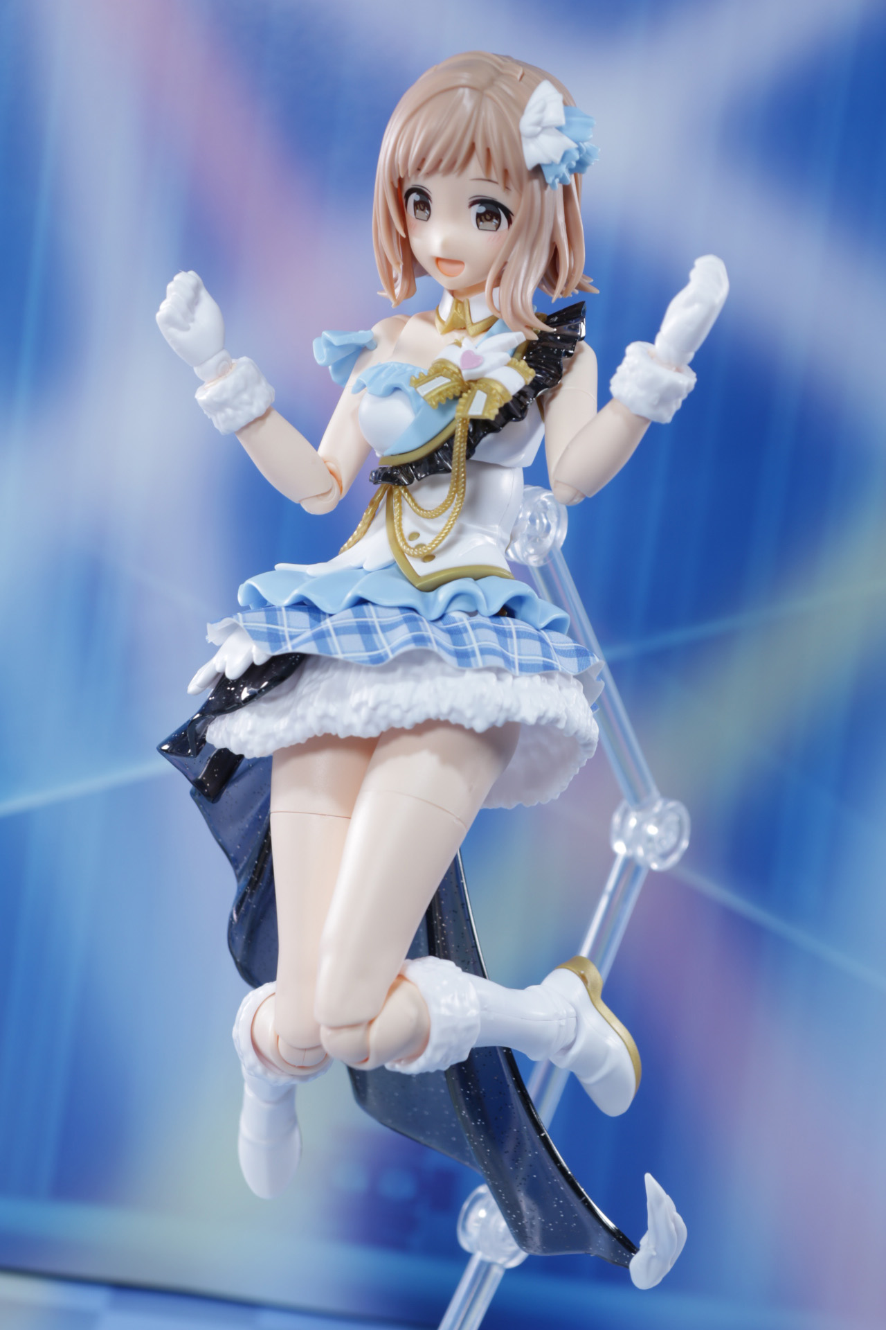 飛び跳ねるような躍動感あるポーズも可能