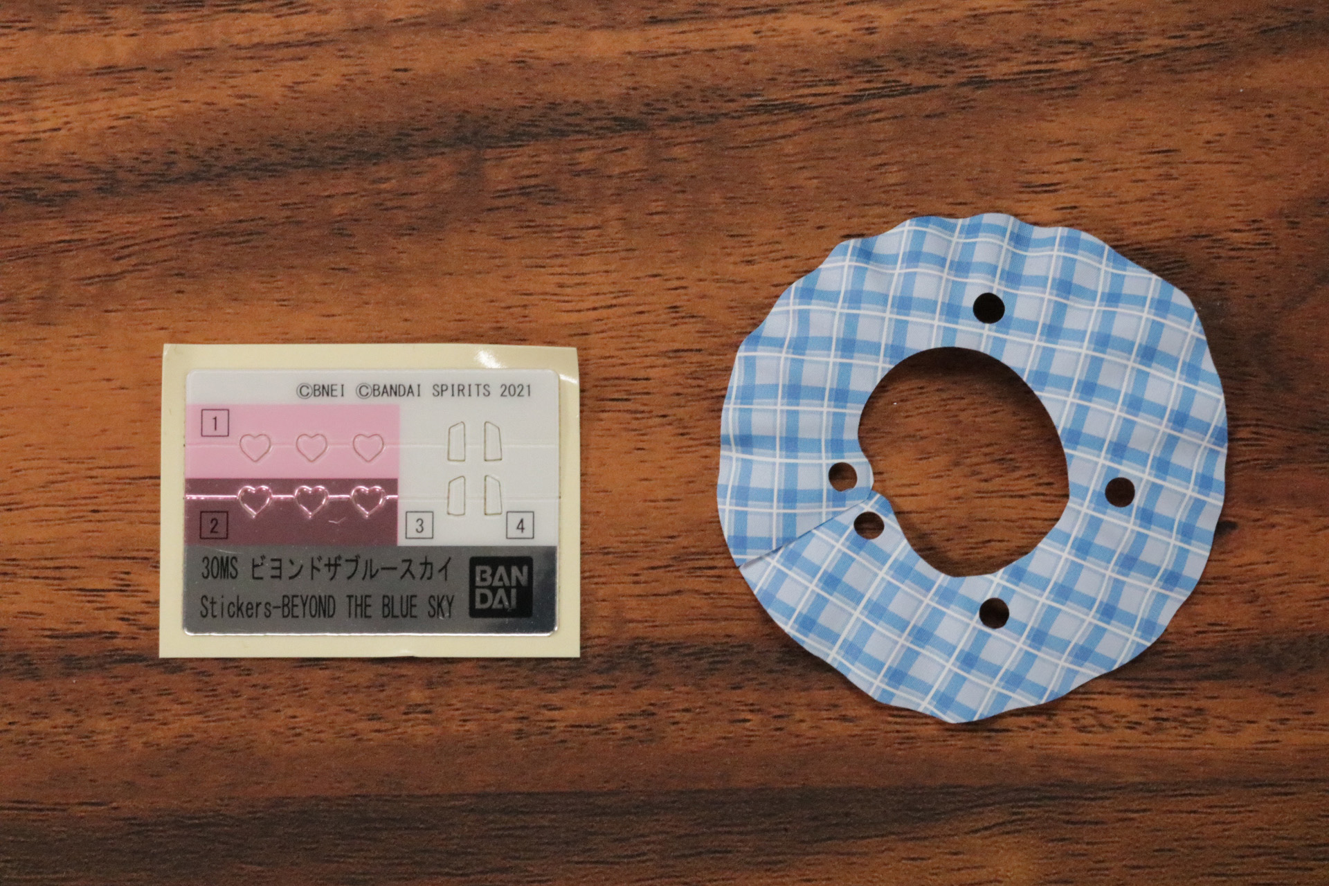 胸元のブローチ用のシールとスカートパーツ。スカートパーツはプリントしたシート