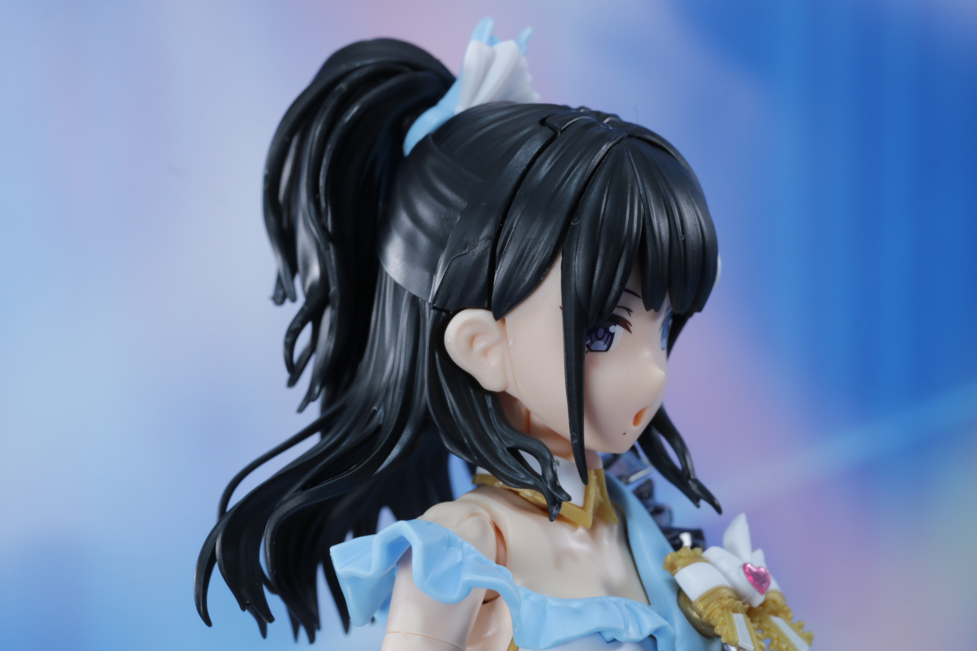 後ろに髪をまとめる流れも丁寧に表現