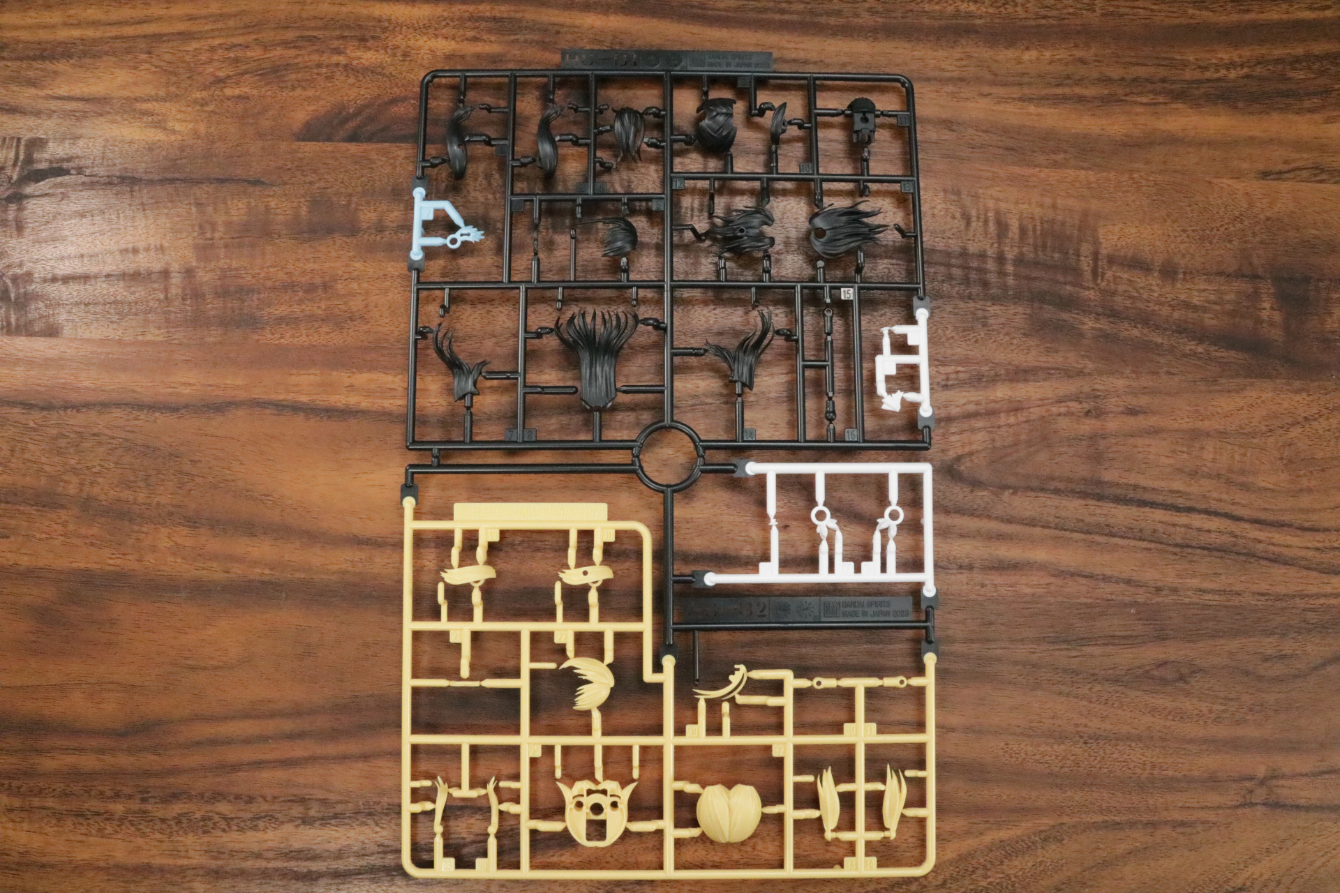 風野灯織、八宮めぐるの各ヘアスタイルパーツが入った多色成型ランナー