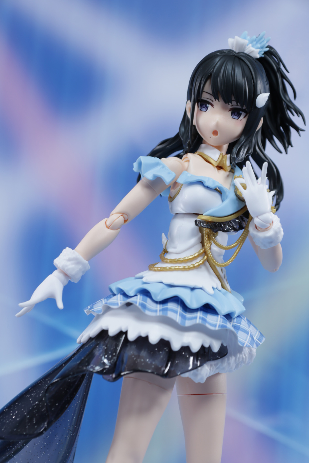 澄んだ笑みで繊細なポーズも可能