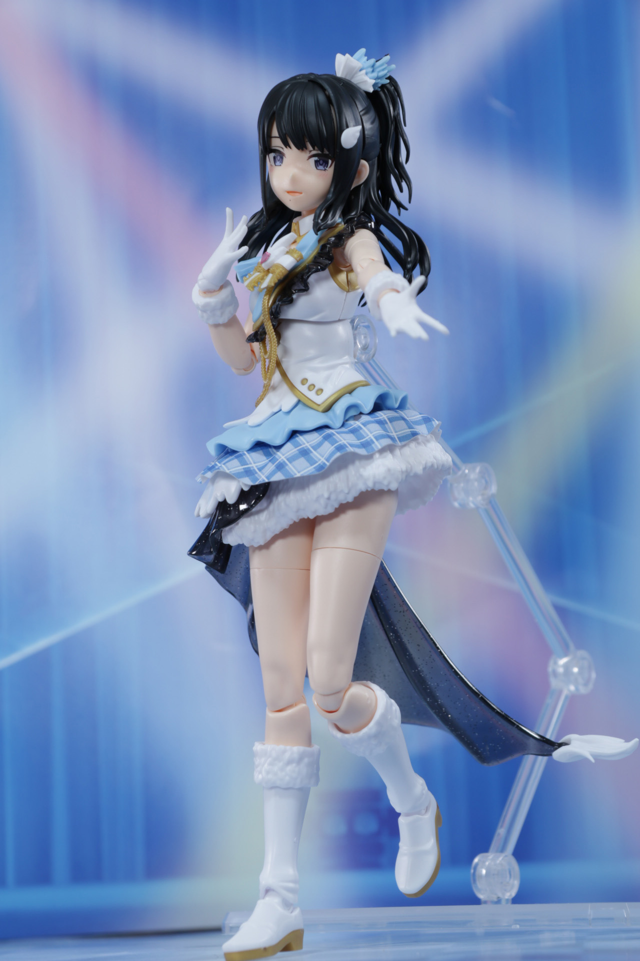 澄んだ笑みで繊細なポーズも可能