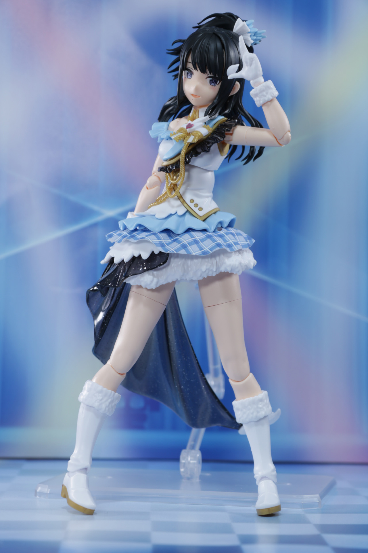 アイドルらしいポーズでもどこかクールな雰囲気が漂う