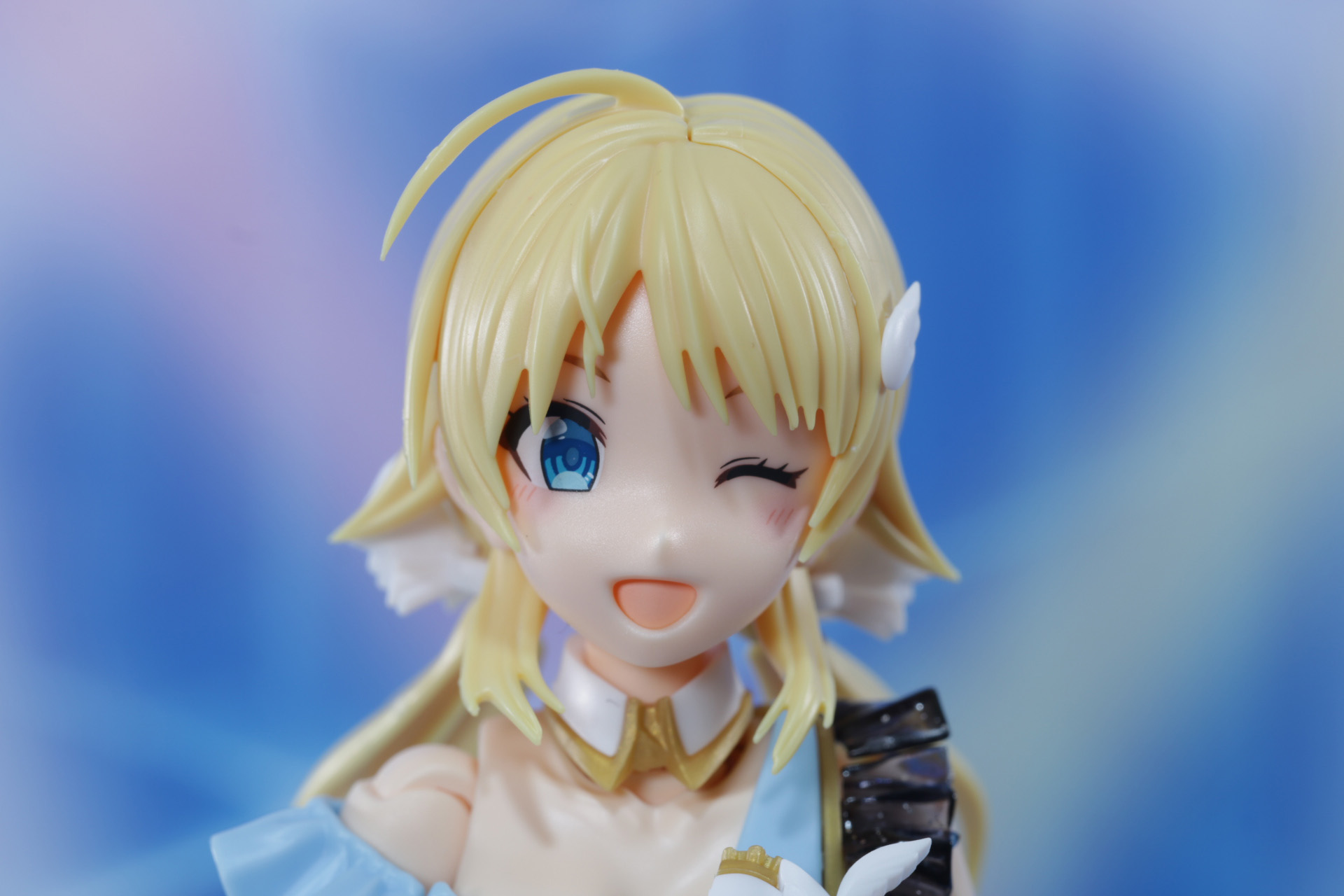 元気いっぱいにウインクする表情