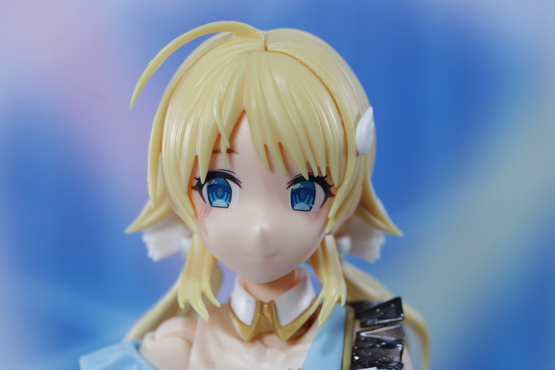 ぱっちりとした青い瞳が眩しい表情