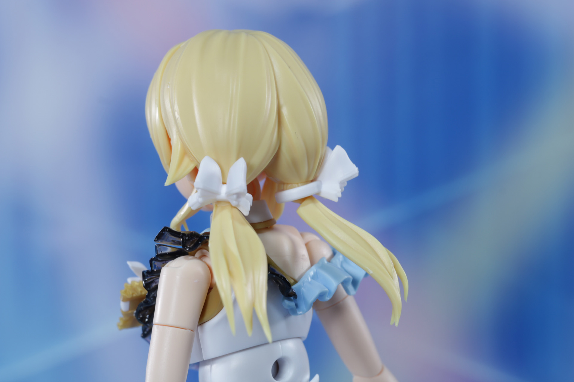 おさげの髪はそれぞれ結った流れが表現されている。また左右に出ている髪もしっかり造形されている