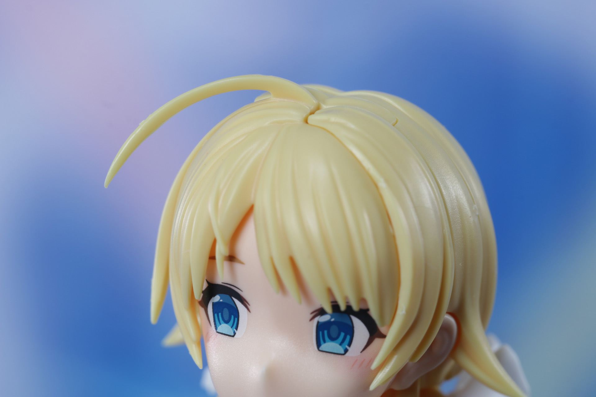 目を引くビジュアルを活かしたダイナミックなポーズが映える