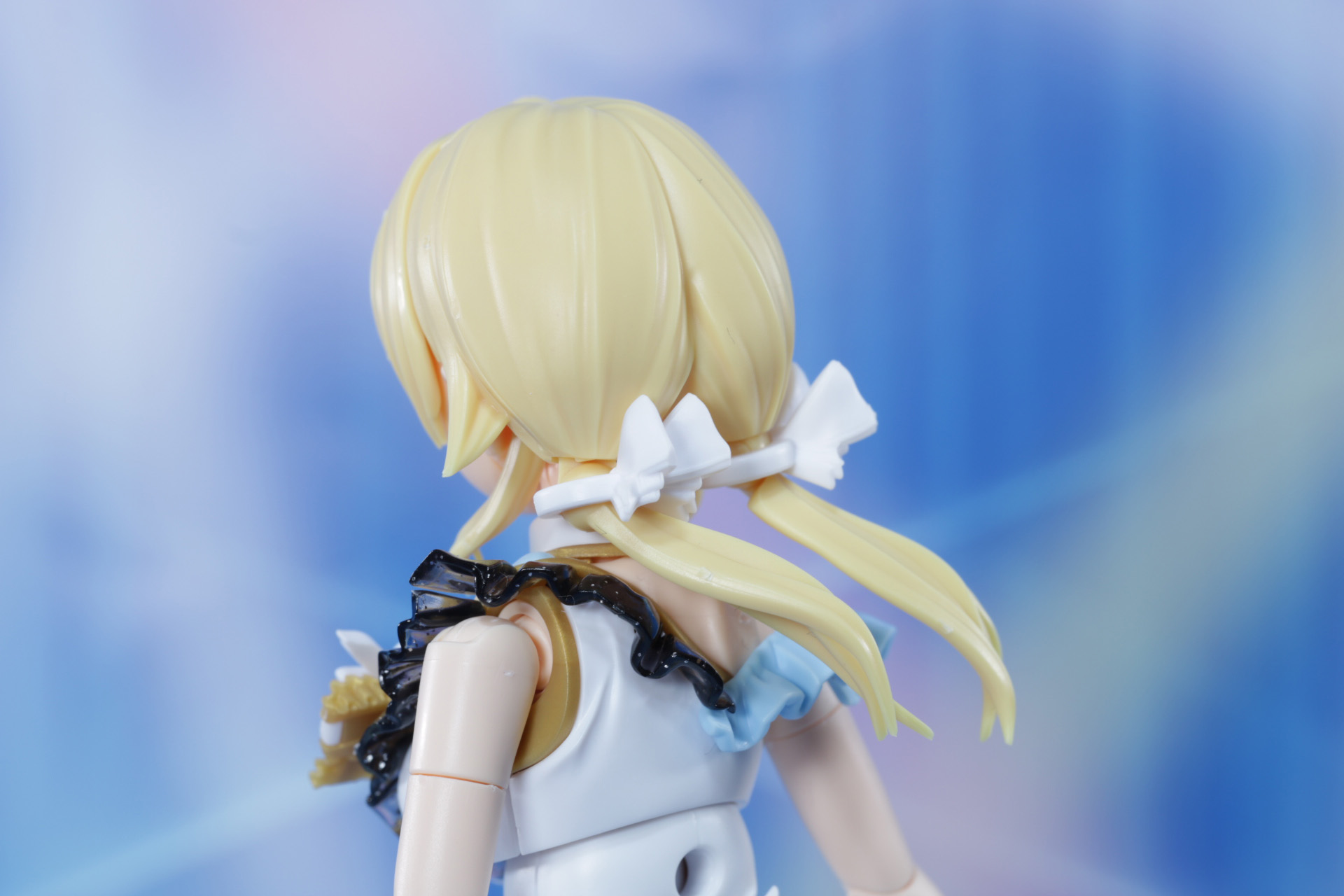 おさげは左右に動かすことが可能