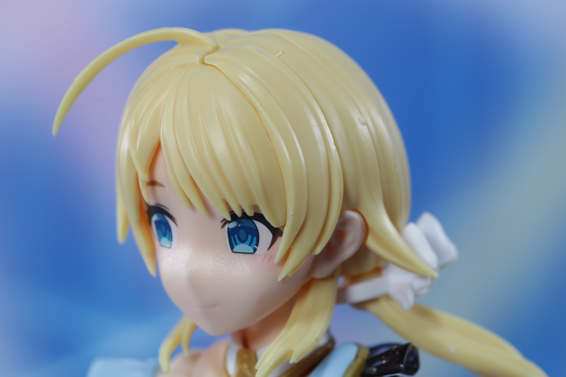 左側頭部の髪は髪飾りがあるものと通常のものを組み替えることができる