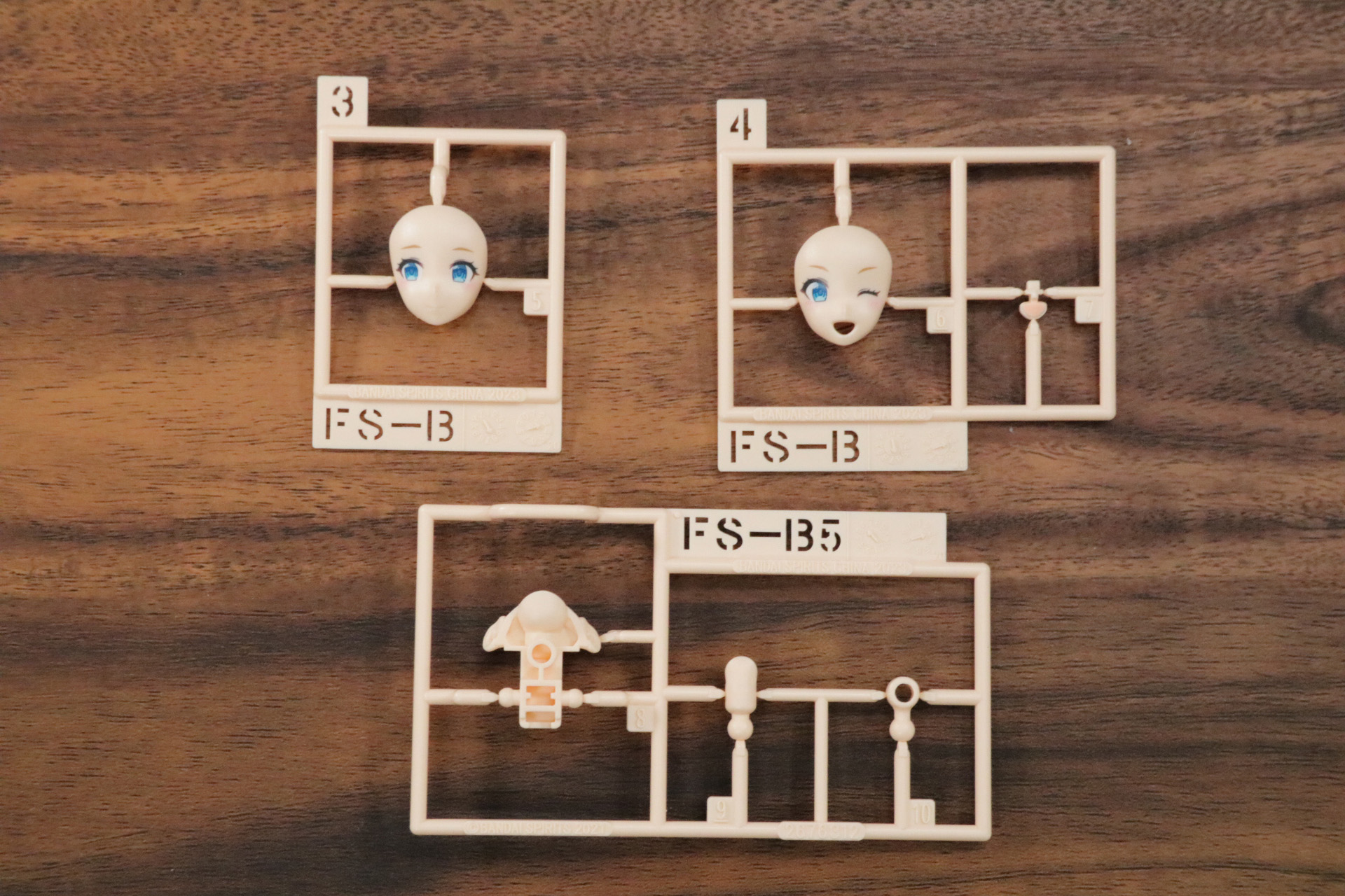 八宮めぐるのフェイスパーツ。大きな青い瞳やウインクもタンポ印刷で表現されている