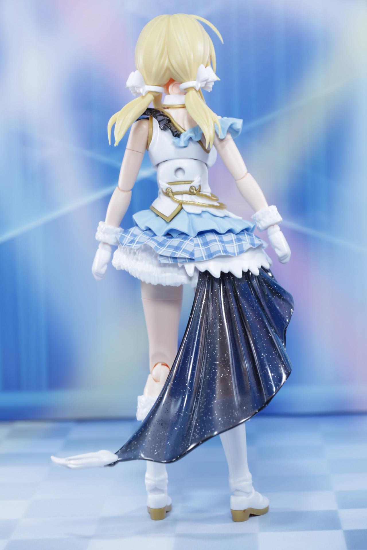 目を引くビジュアルを活かしたダイナミックなポーズが映える