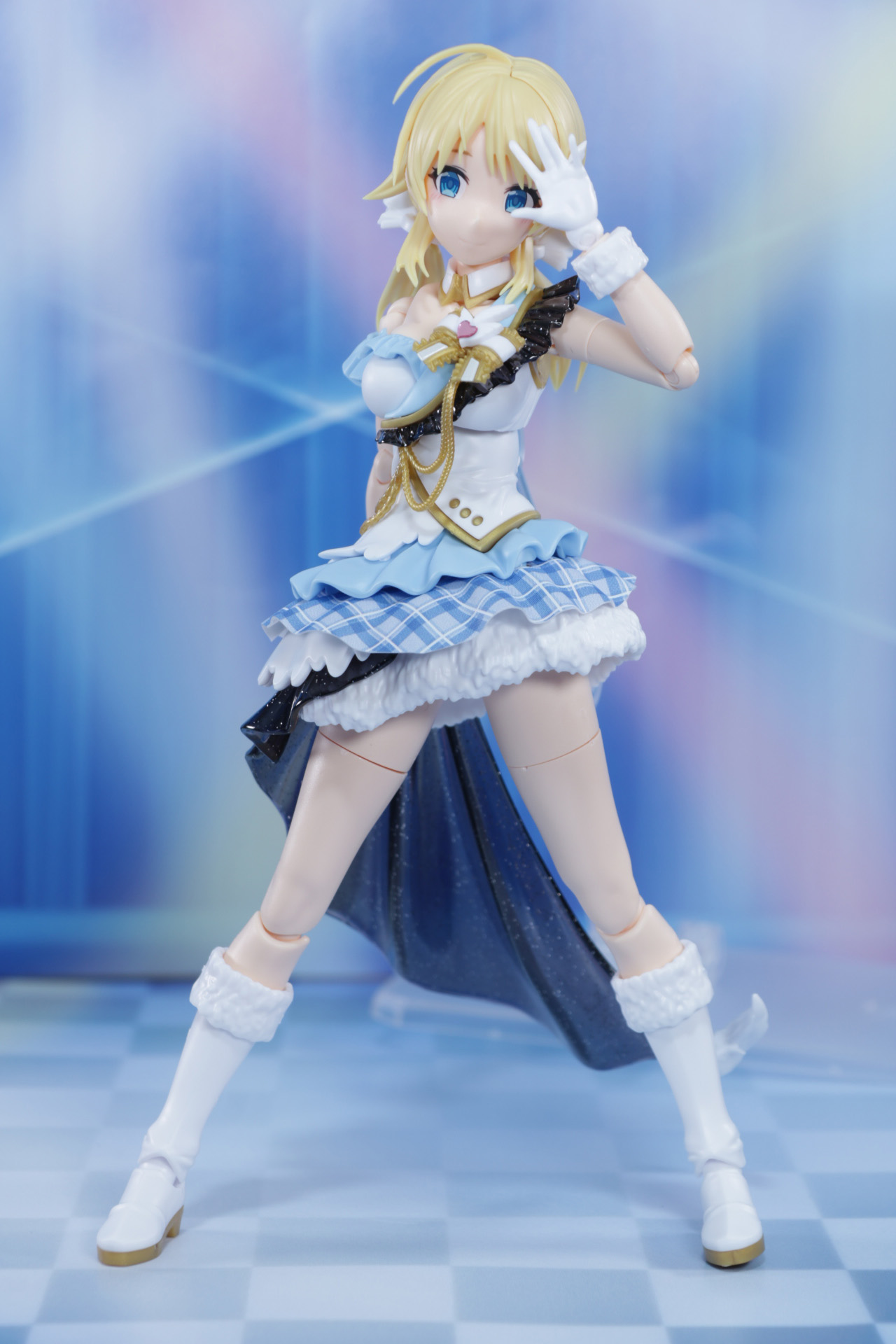 目を引くビジュアルを活かしたダイナミックなポーズが映える