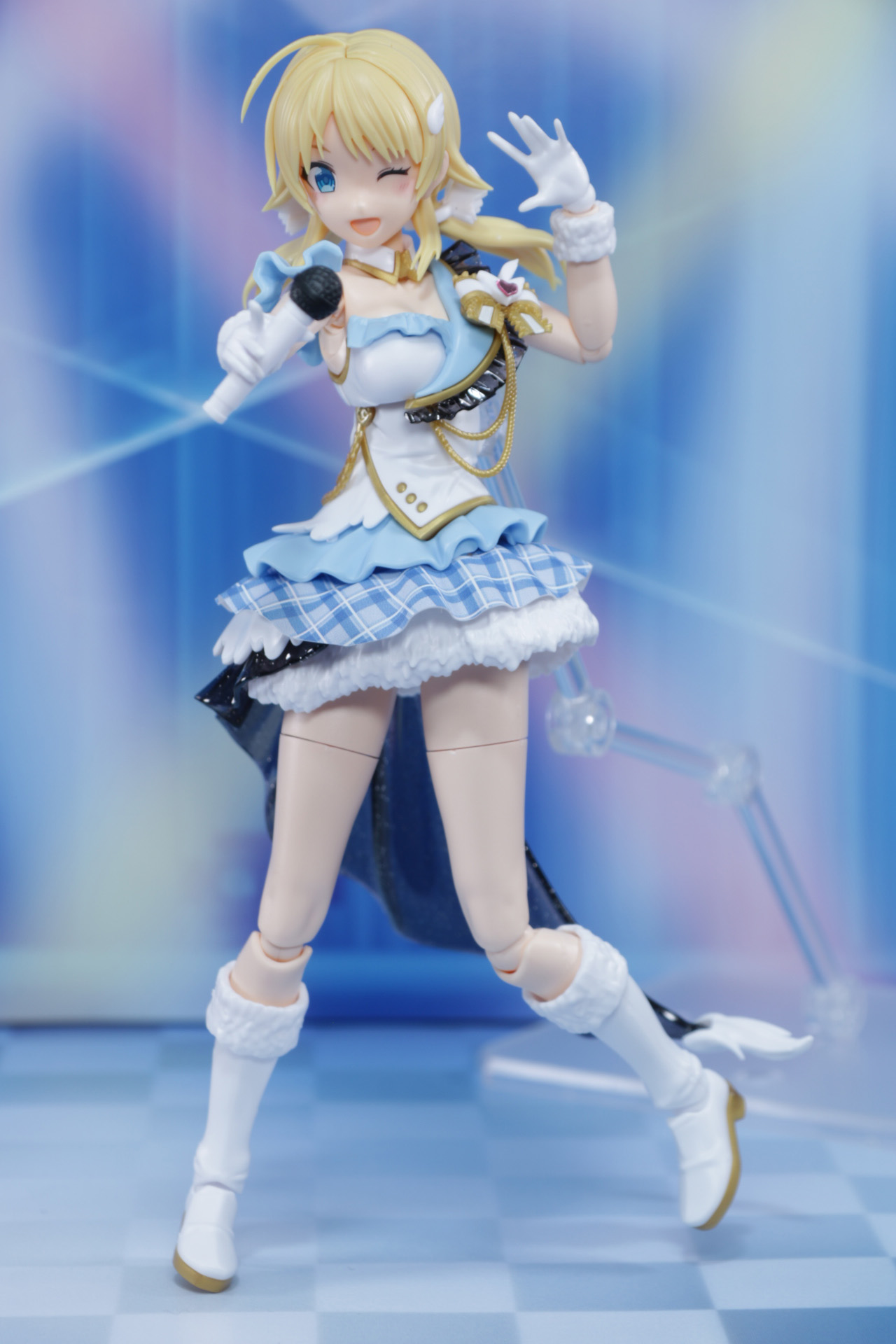 マイクを持たせればライブを盛り上げる様子も表現できる。マイクの持ち手も開いたもので八宮めぐるらしさが出てくる