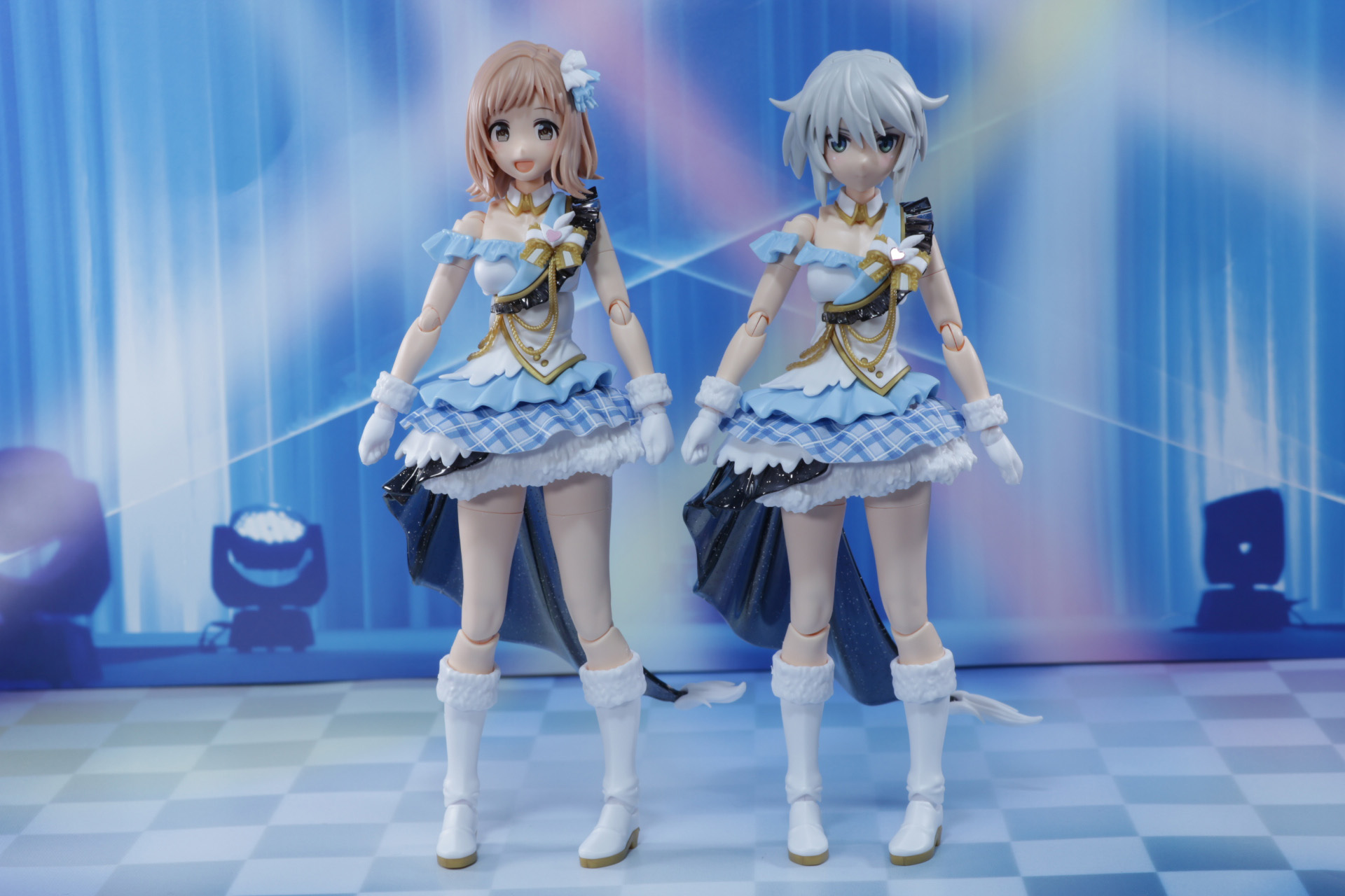 足のパーツを変更した状態では、目線の高さや腰の位置で身長差が伺える