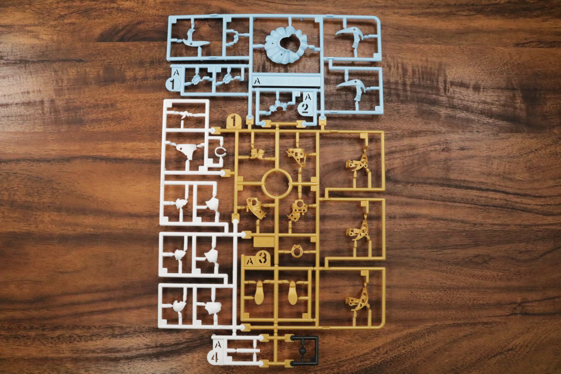 多色成型のランナーは各胸のサイズパーツが入っている