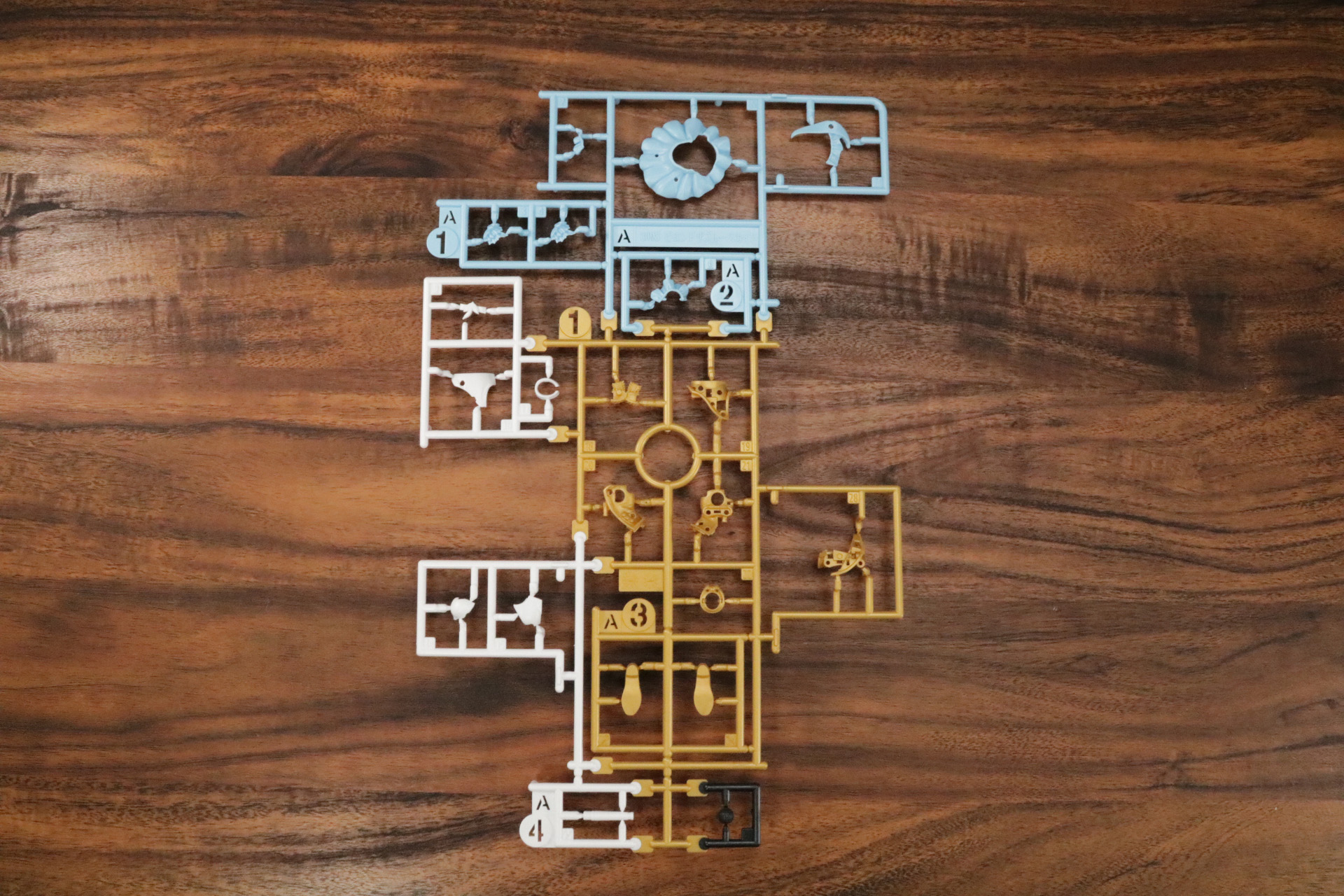 多色成型で彩り豊かなランナーとなっている