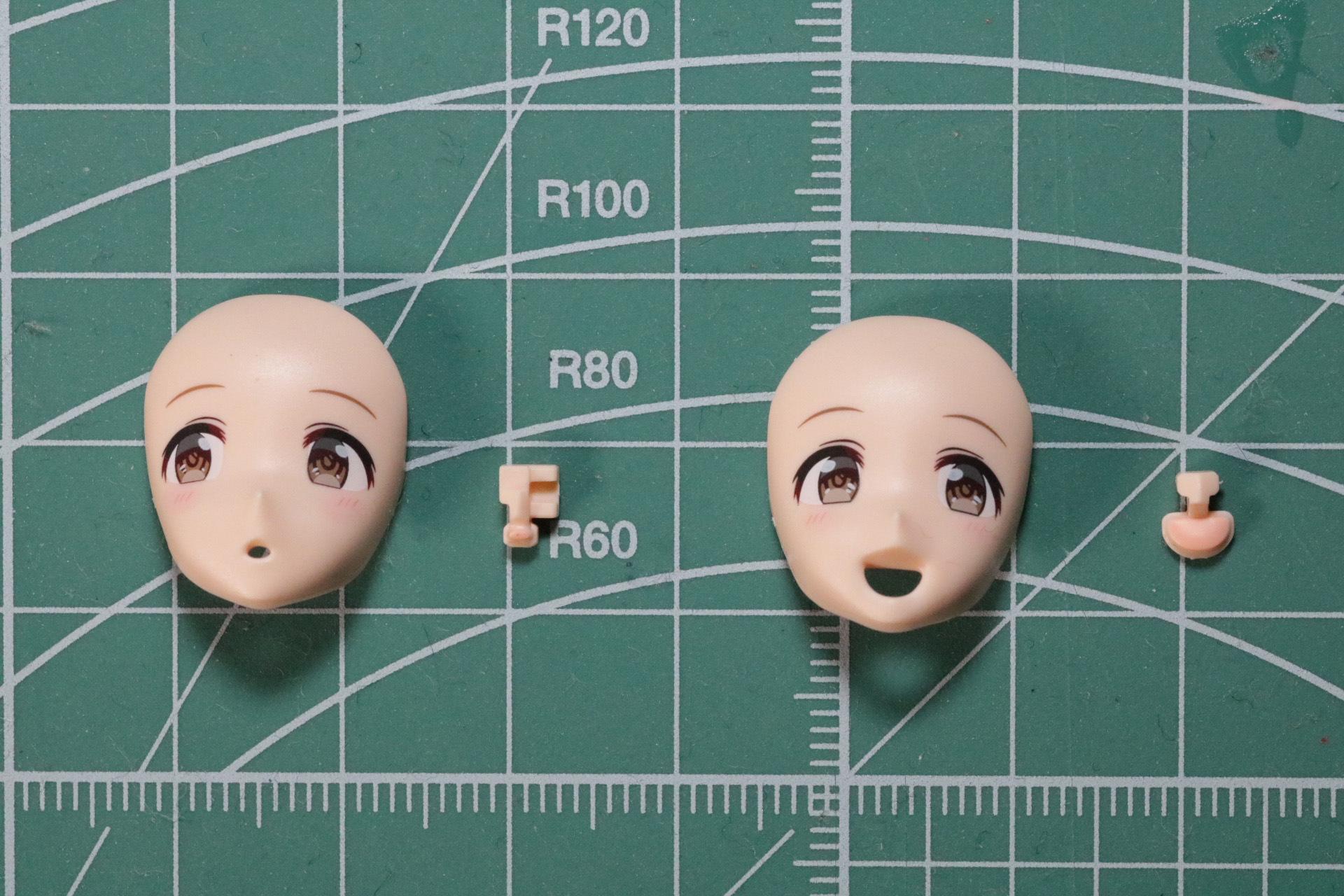 口を開いているフェイスパーツはパーツをはめ込む。塗装済みのため組み立てるだけで自然な色合いとなっている