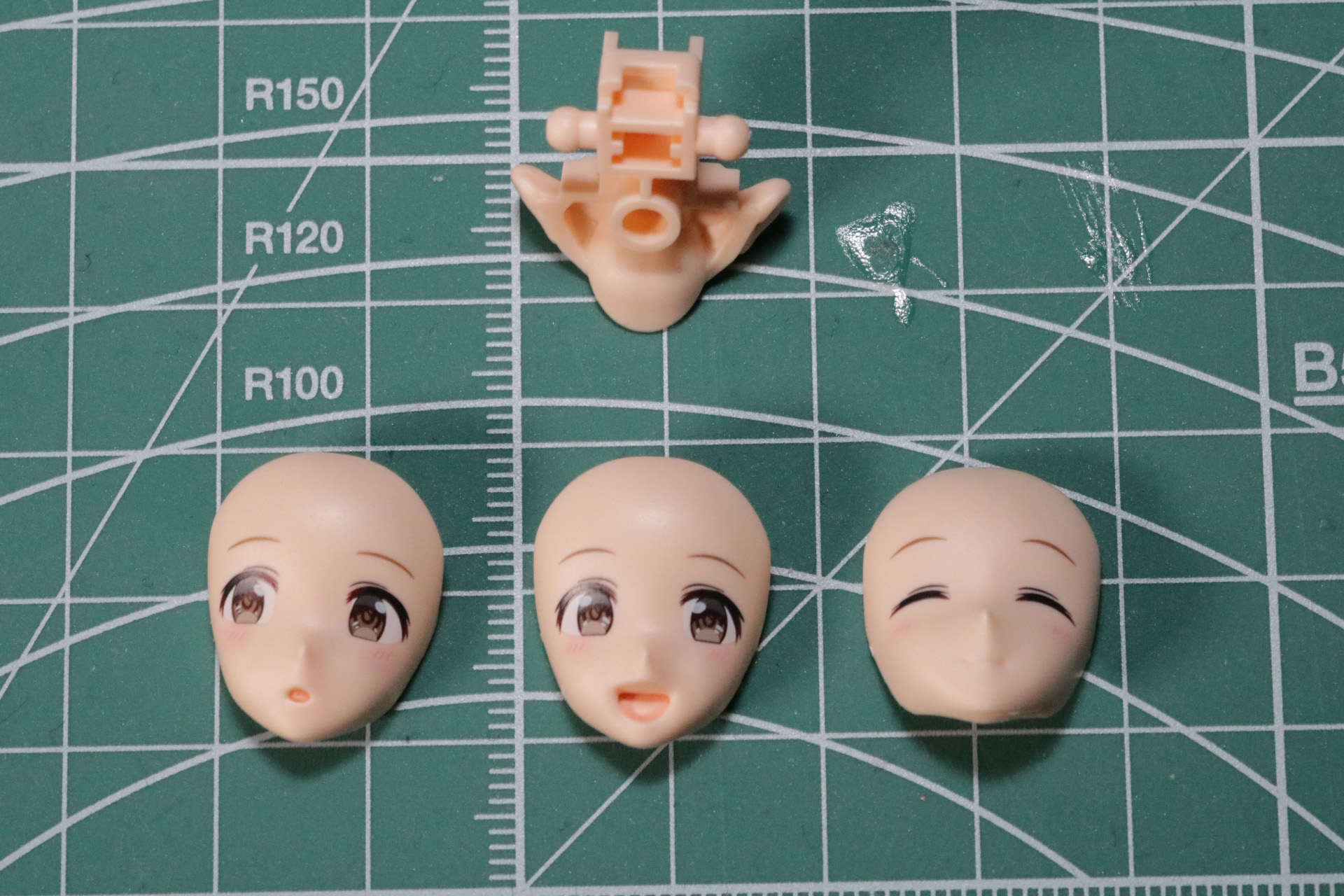 頭部の基部パーツにフェイスパーツを選択してはめ込む