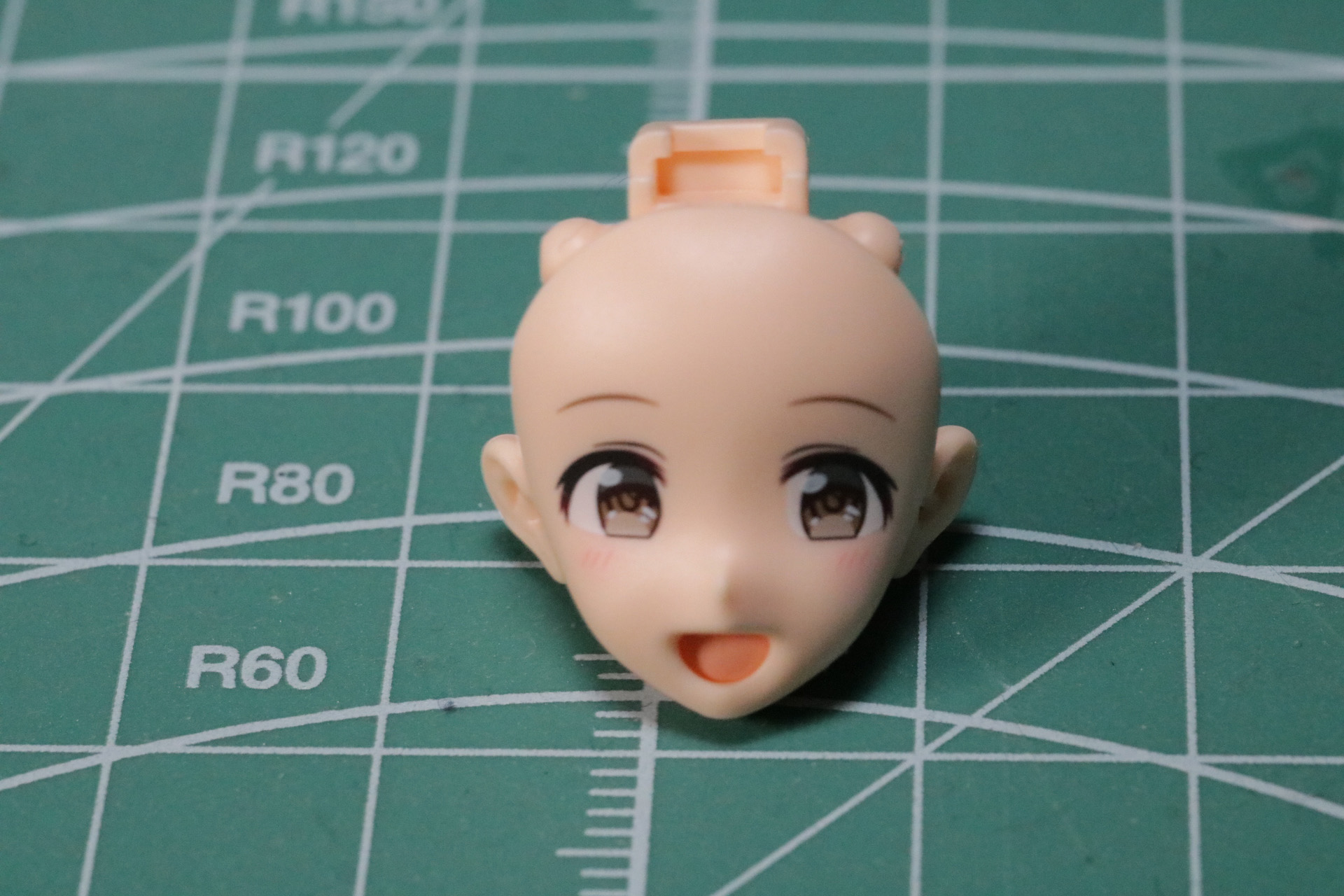 頭部の基部パーツにフェイスパーツを選択してはめ込む