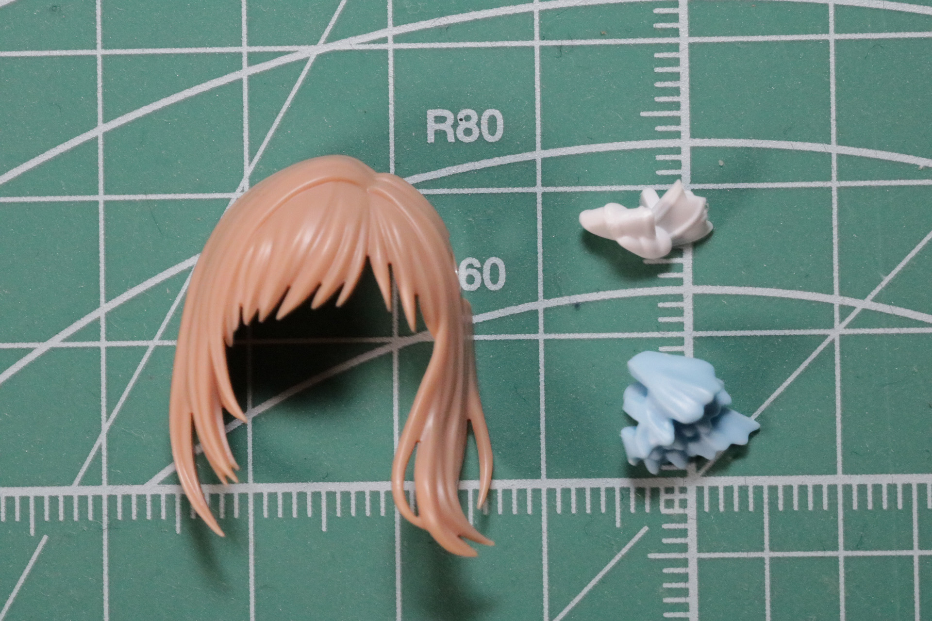 前髪は髪飾りのついたものがあり、組み立てることで表現が可能