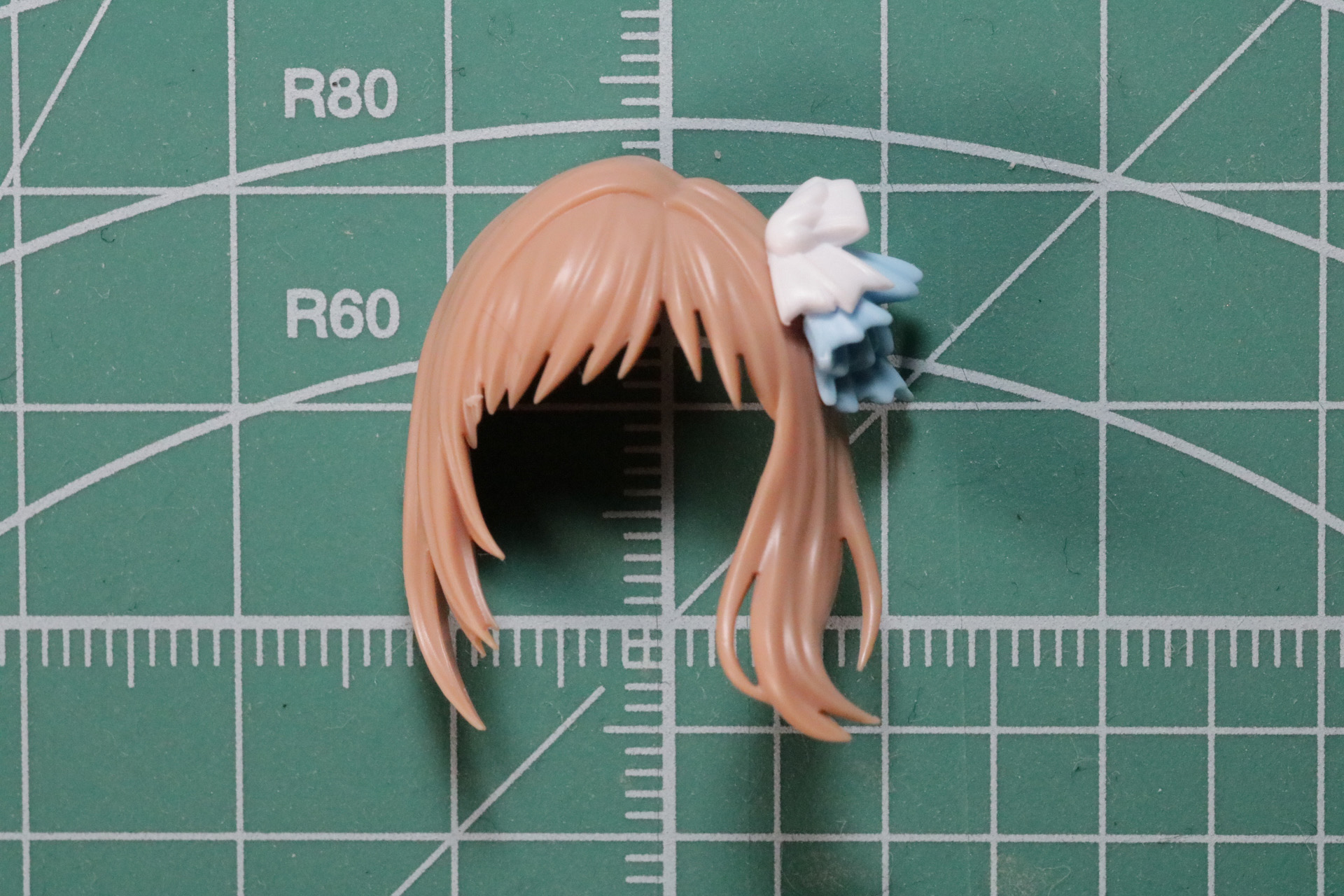 前髪は髪飾りのついたものがあり、組み立てることで表現が可能