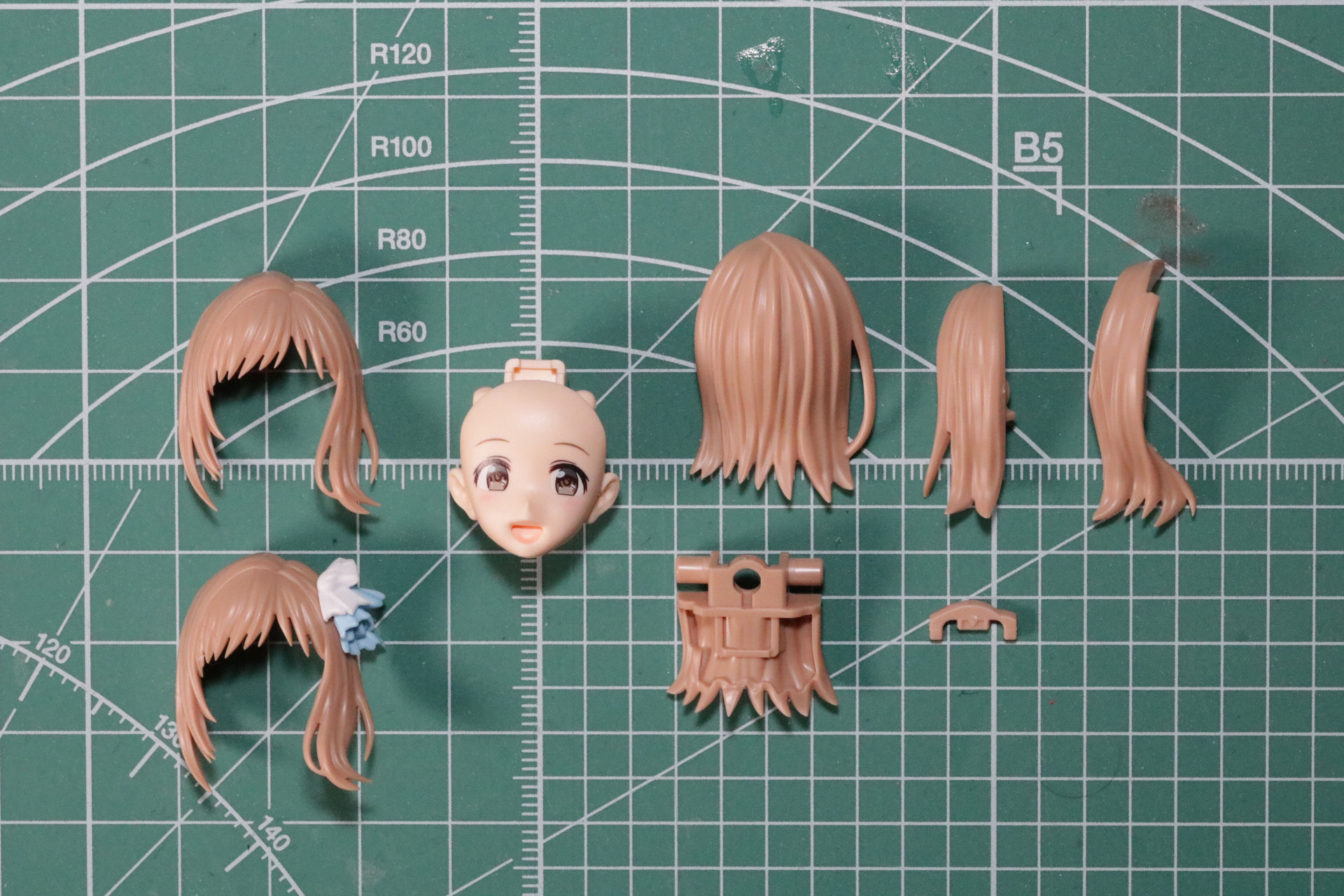 フェイスパーツを付けた基部を中心に後頭部、側頭部、前髪を合わせていく。前髪は髪飾り無しのものと選択して組み替えが可能