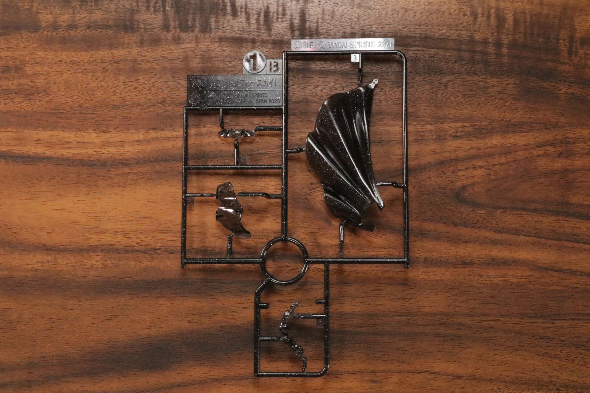 スカートや肩のフリルパーツはラメが入ったスモーククリアとなってる