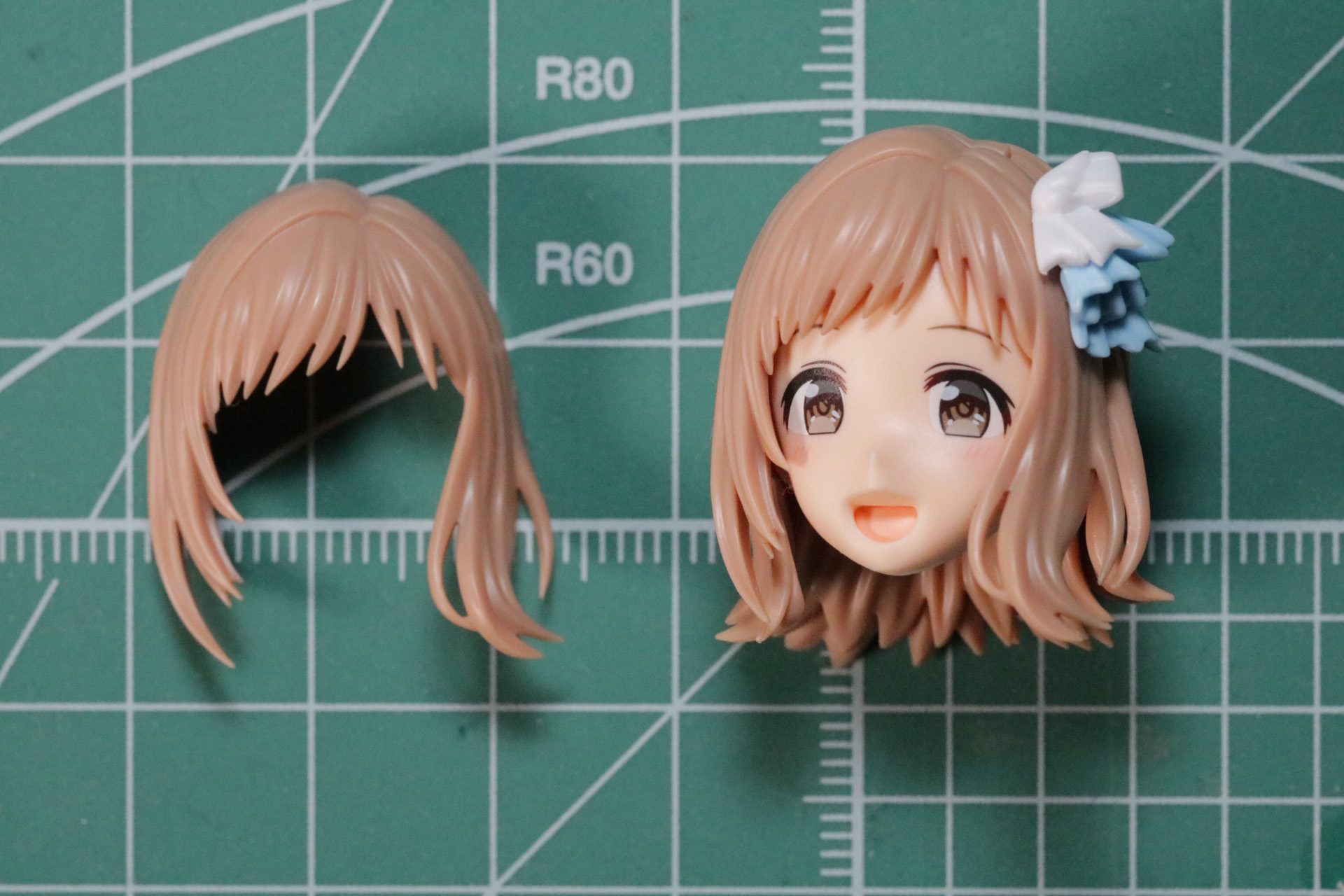 フェイスパーツを付けた基部を中心に後頭部、側頭部、前髪を合わせていく。前髪は髪飾り無しのものと選択して組み替えが可能