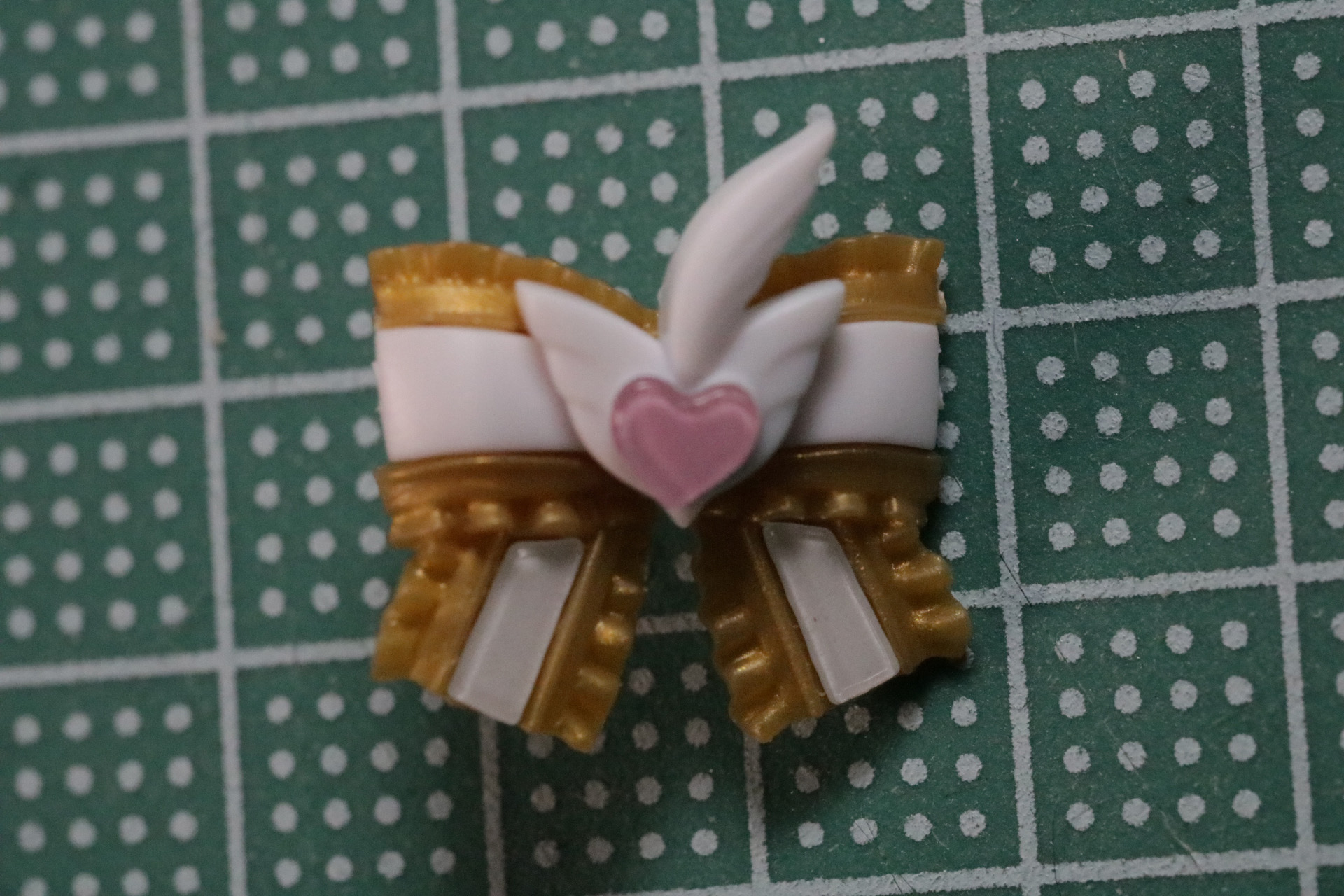 胸元のリボンはプラスチックシールを使用。ハートはナチュラルなピンクときらめくメタリックピンクを選択して貼る