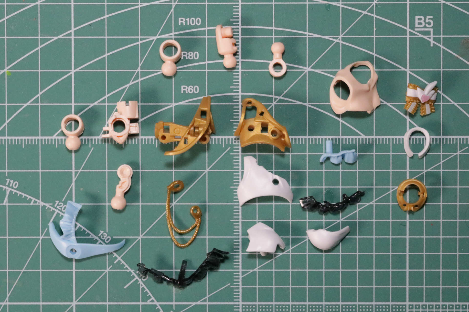 胸パーツは細かい色分けが施され、素組の状態で鮮やかなステージ衣装が再現できる