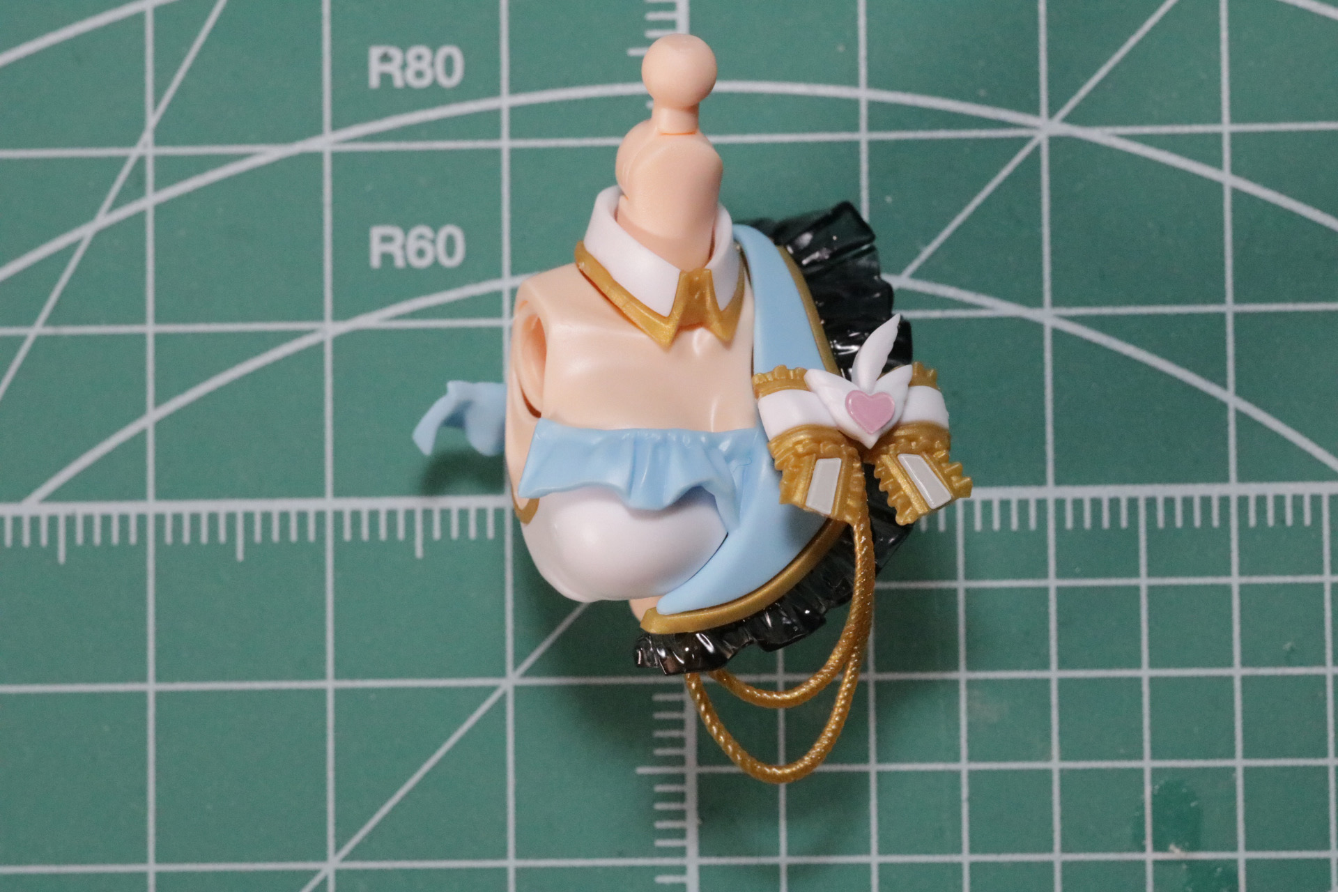 胸パーツは細かい色分けが施され、素組の状態で鮮やかなステージ衣装が再現できる