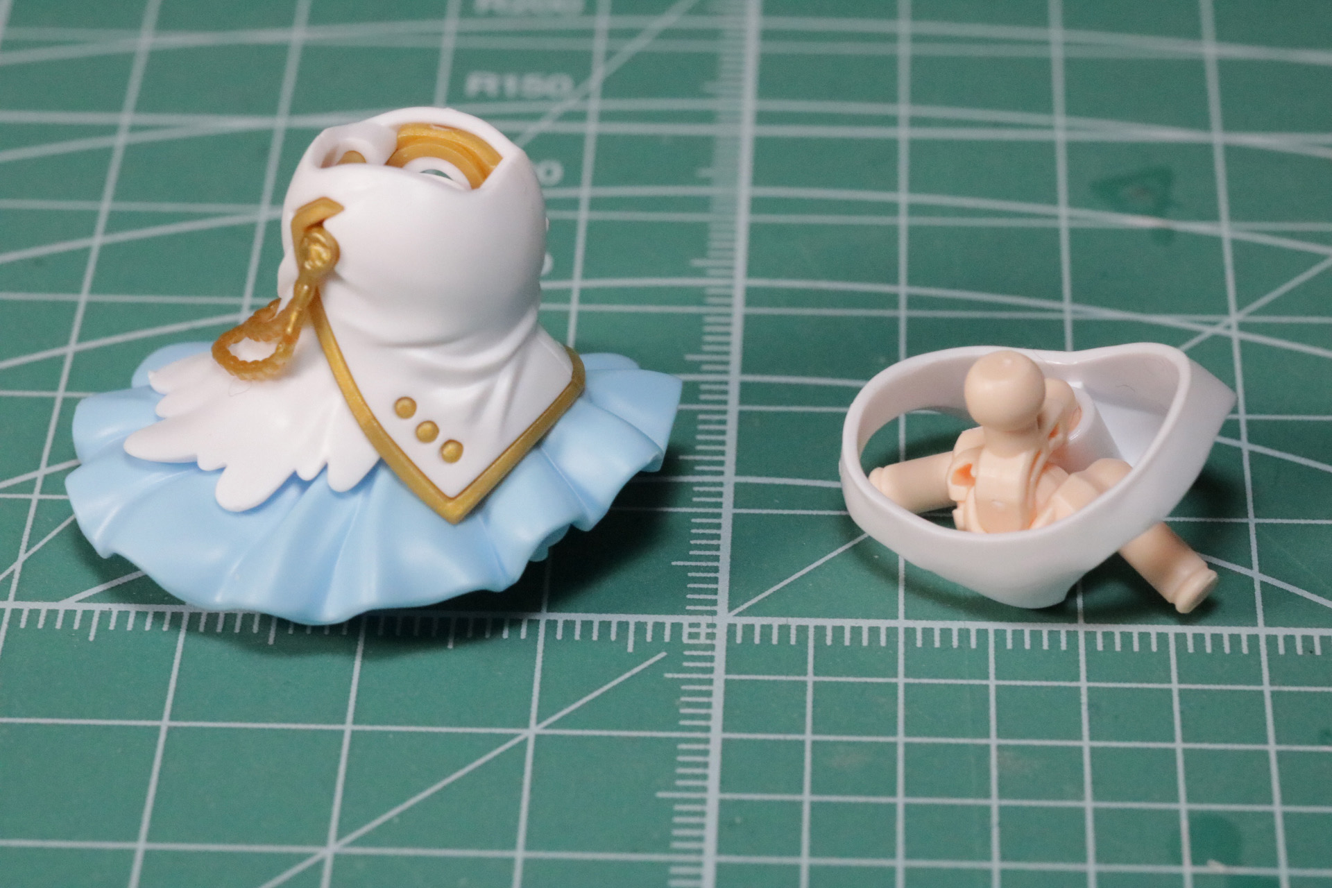 胴体部分も重ねることでボタンや縁の表現がされている