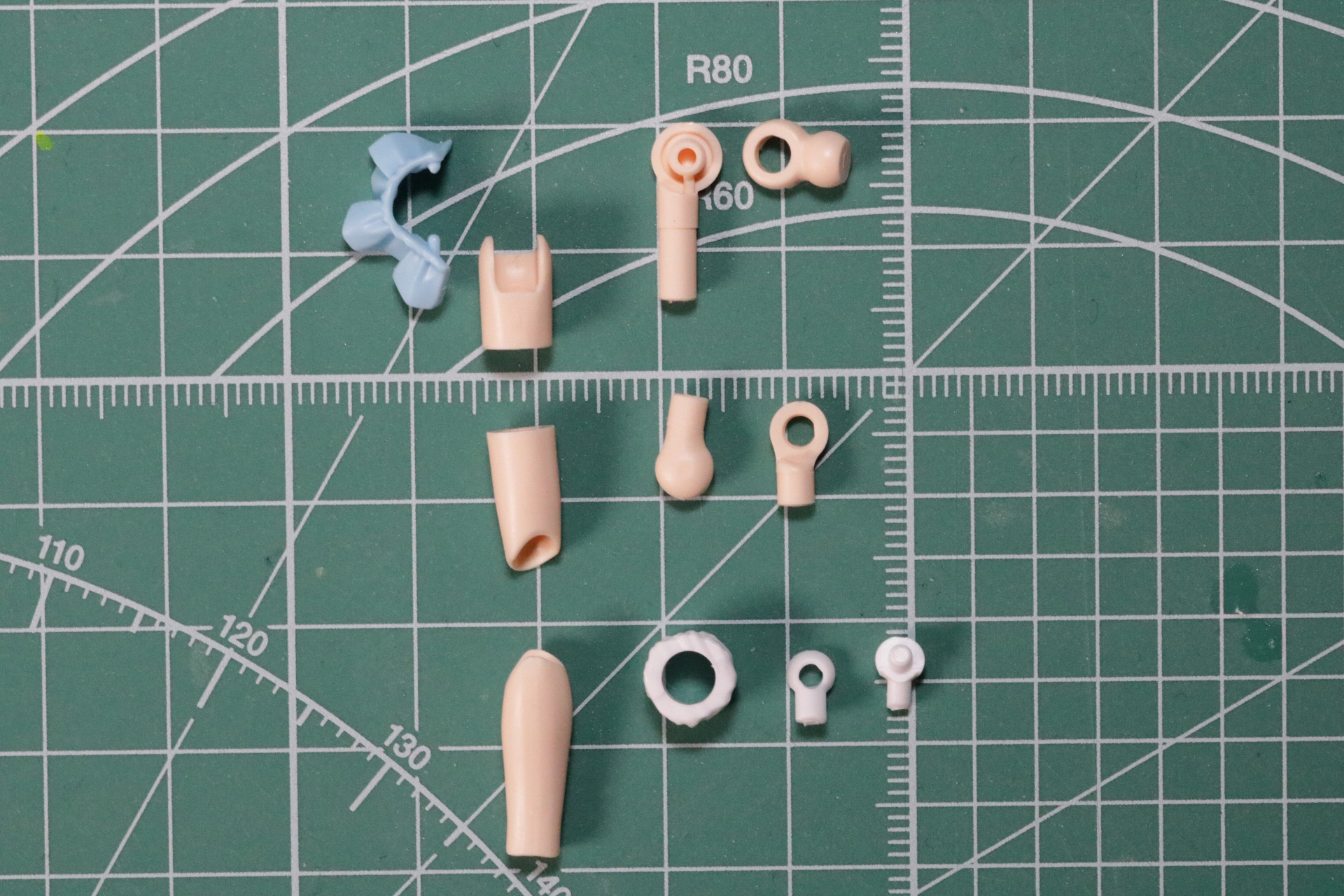 右腕はフリルパーツが加えられている