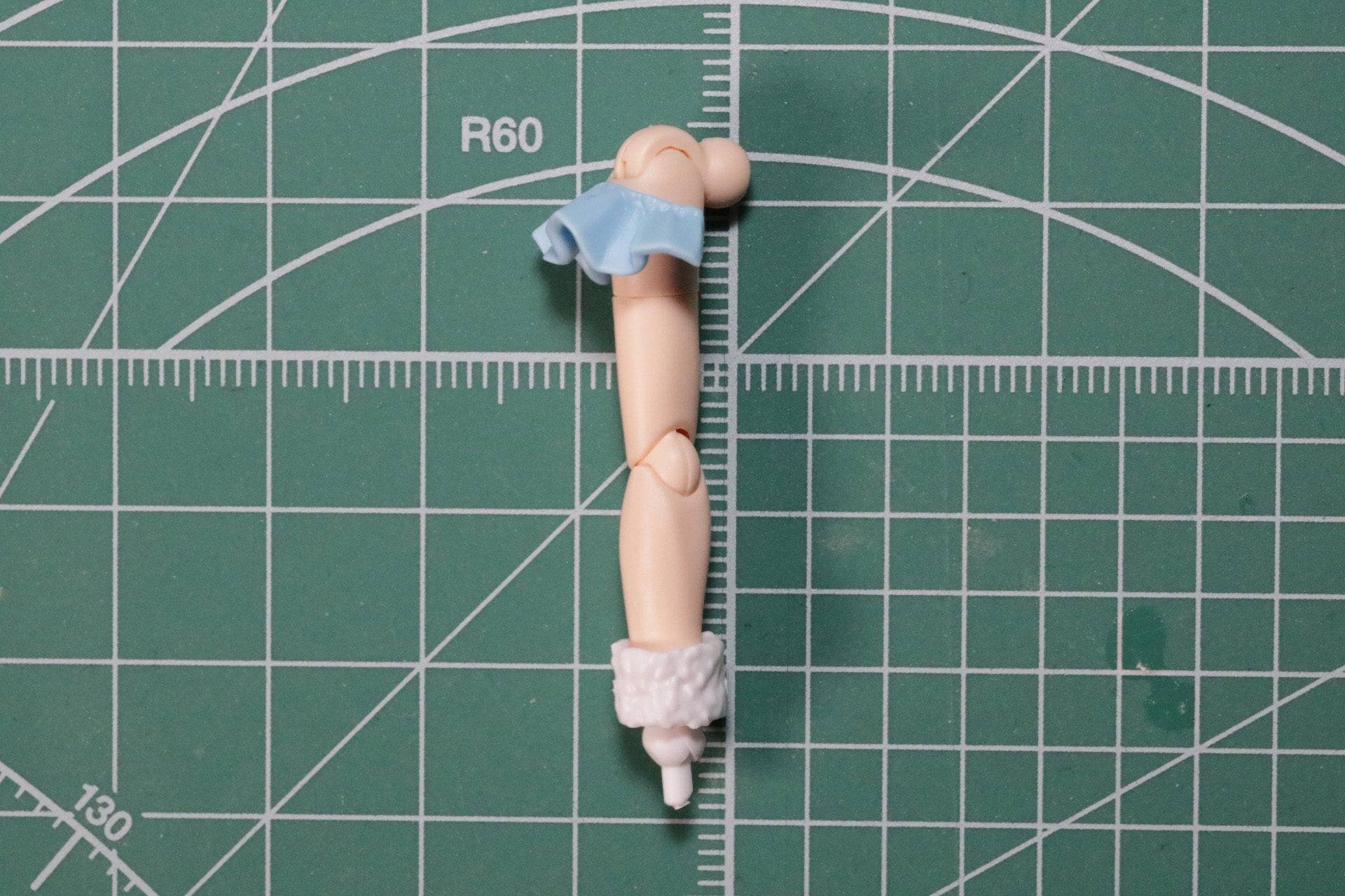 右腕はフリルパーツが加えられている