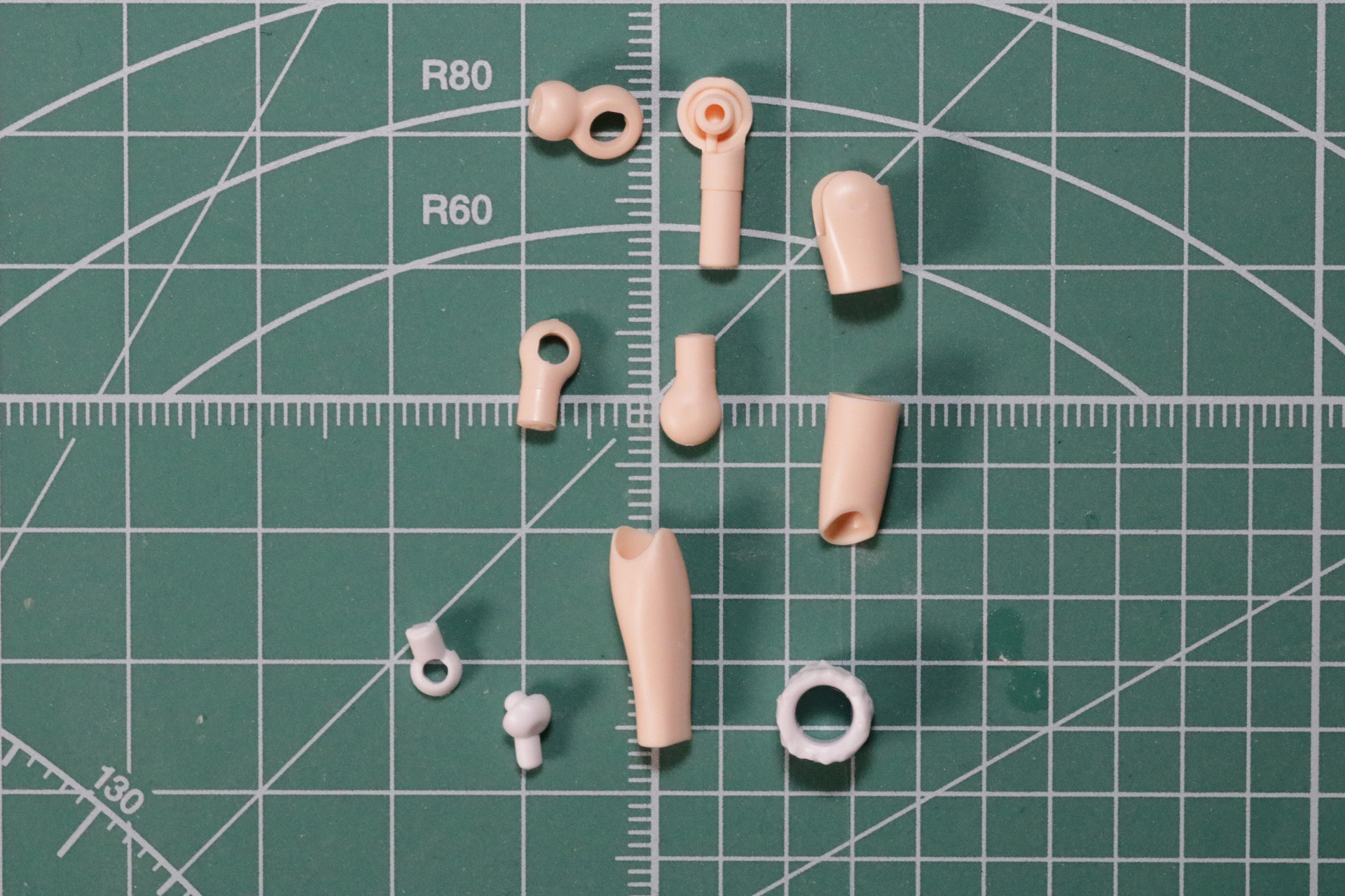 左腕はシンプルな構成となっている